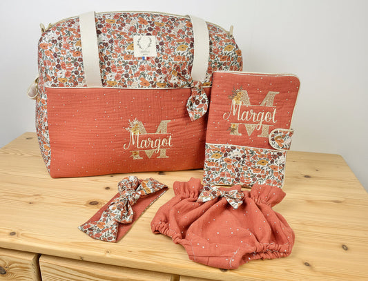 Ensemble : sac à langer, protège carnet , poupée, bloomer, et bandeau