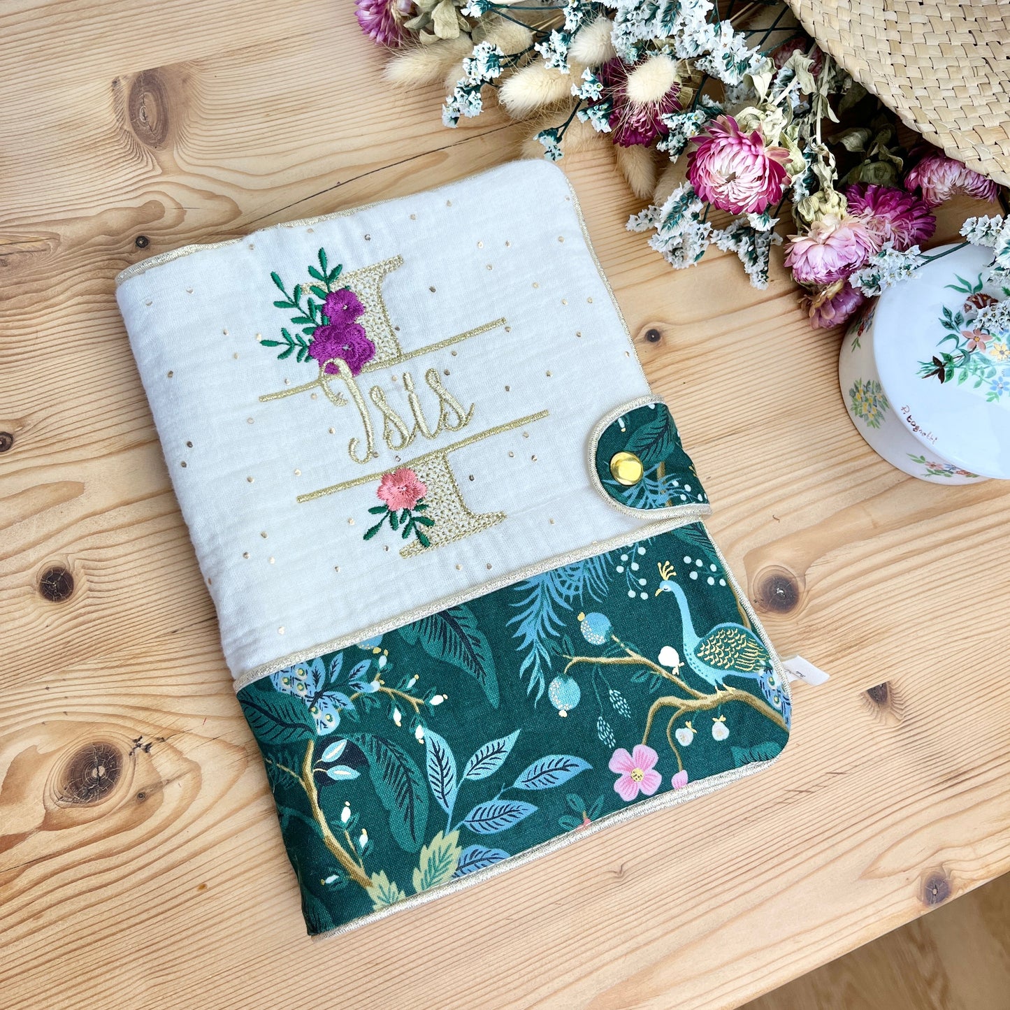 Protège carnet crème et paon doré initiale dentelle