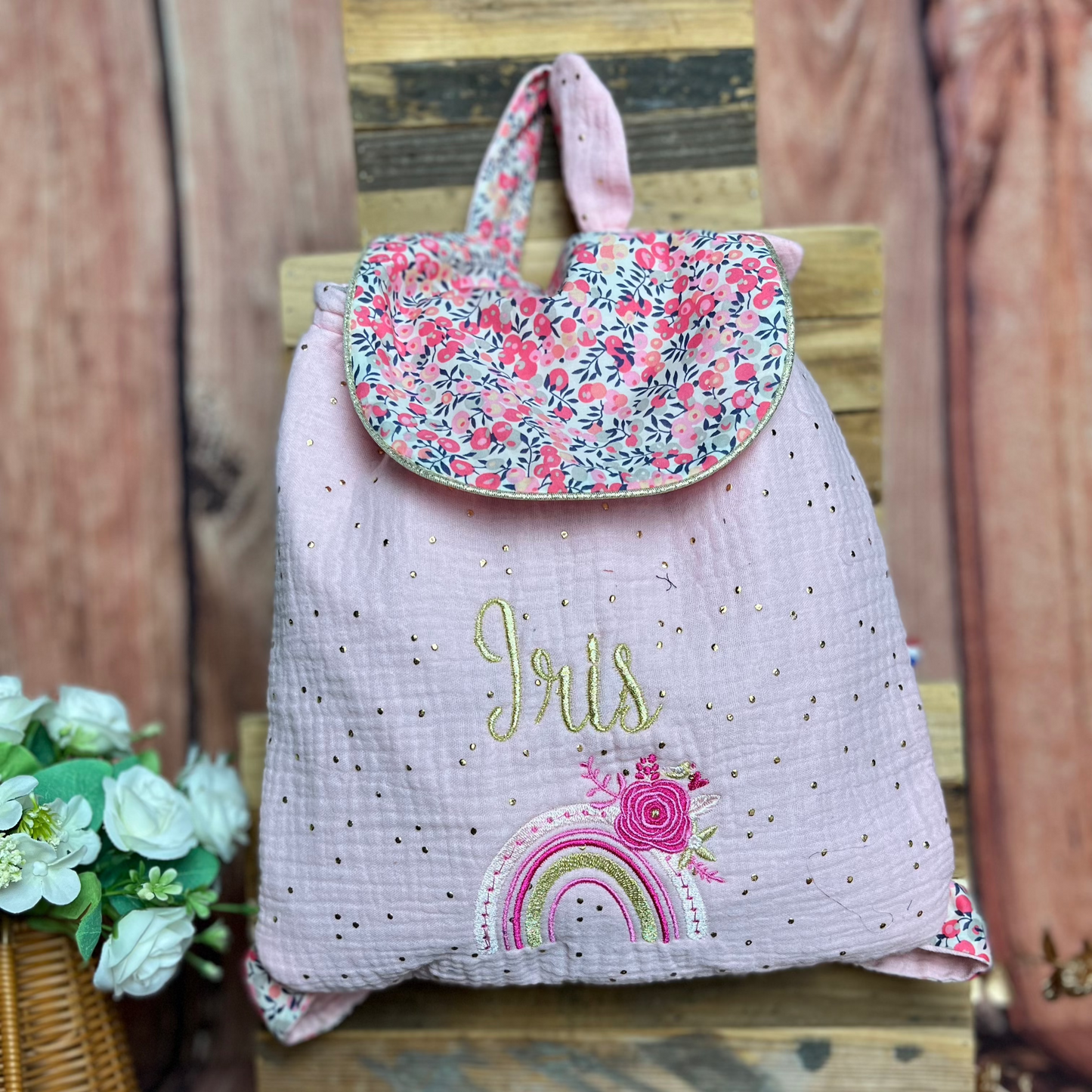 Le sac à dos enfant personnalisé Églantine Liberty wiltshire senteur et double gaze rose poudré doré