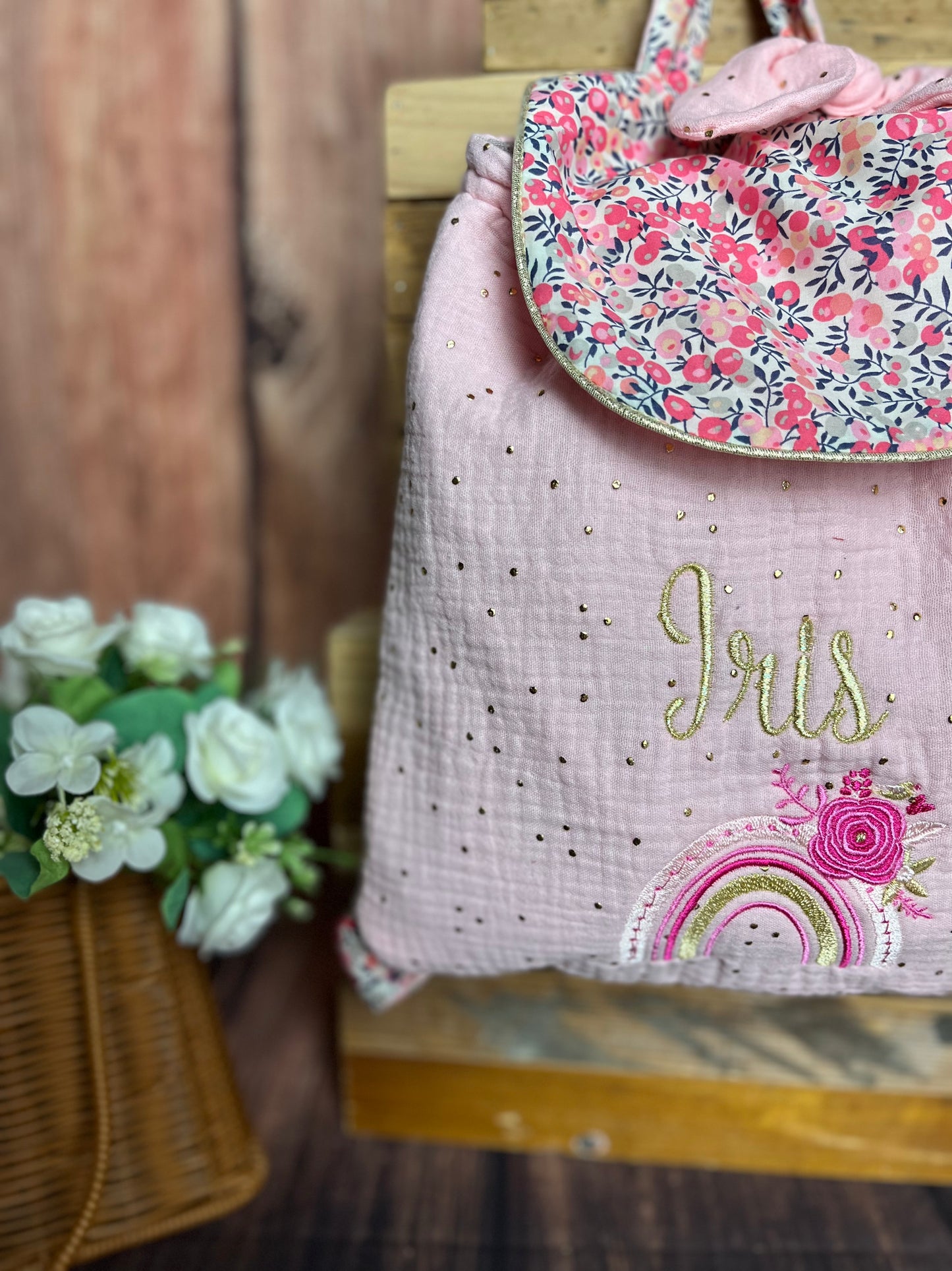 Le sac à dos enfant personnalisé Églantine Liberty wiltshire senteur et double gaze rose poudré doré