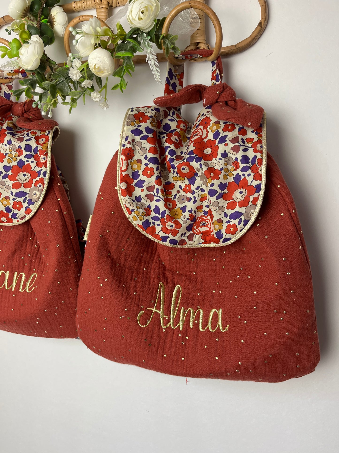 Le sac à dos enfant personnalisé Églantine Liberty Betsy garance et double gaze tomettte doré