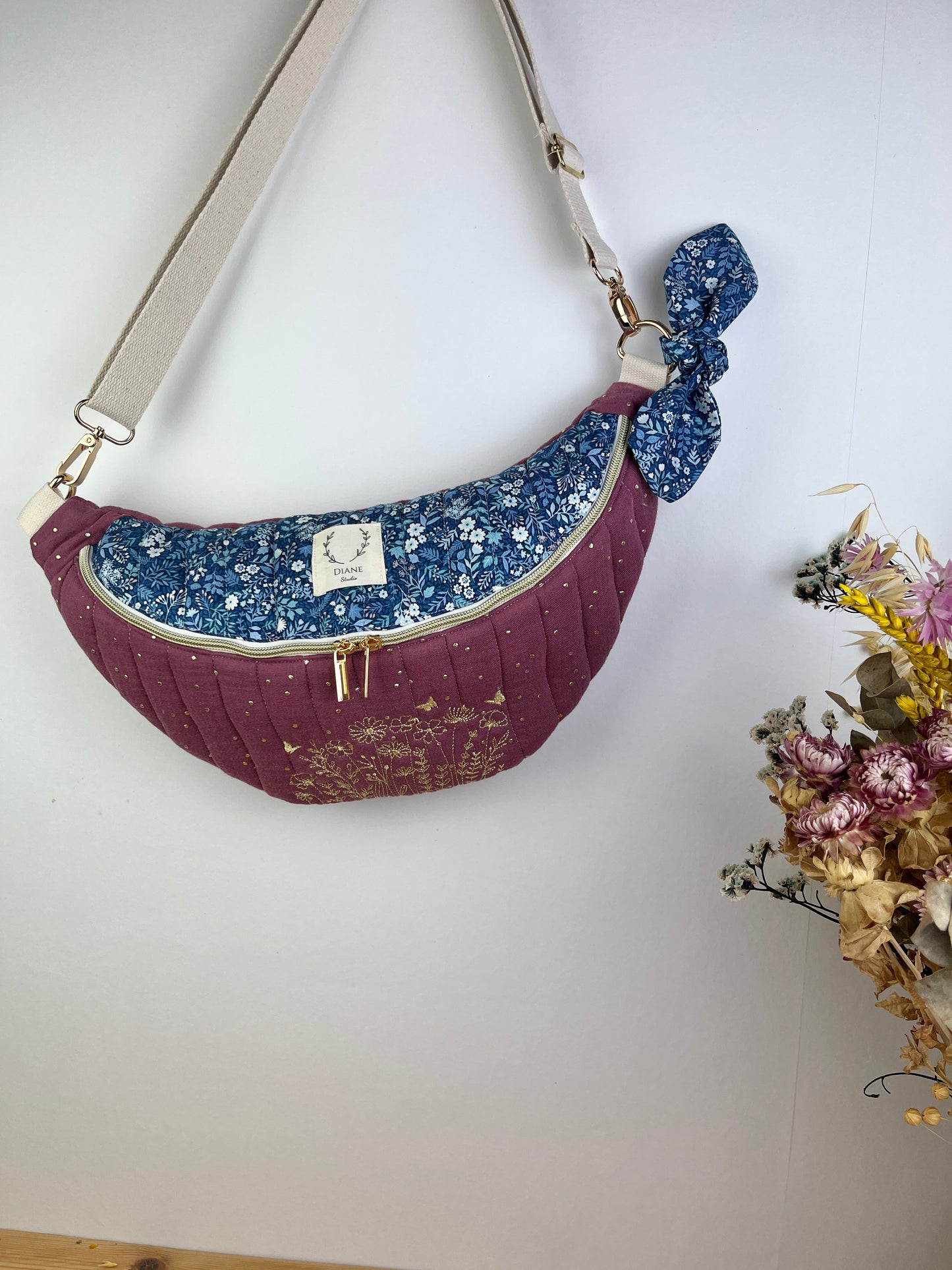 Le sac banane Eléonore gaze bois de rose et Liberty bleu