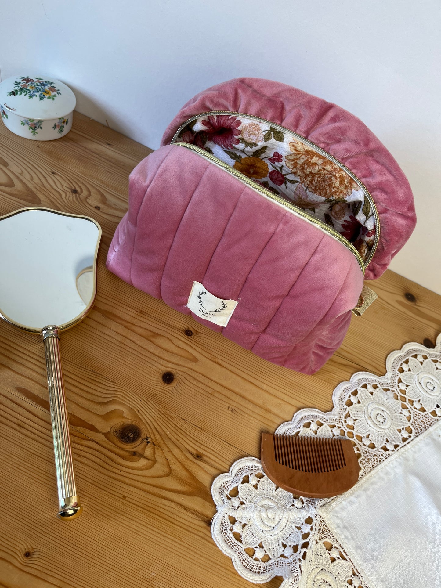 Ensemble : Trousse de toilette et protège carnet de santé velours rose et gaze Elisabeth