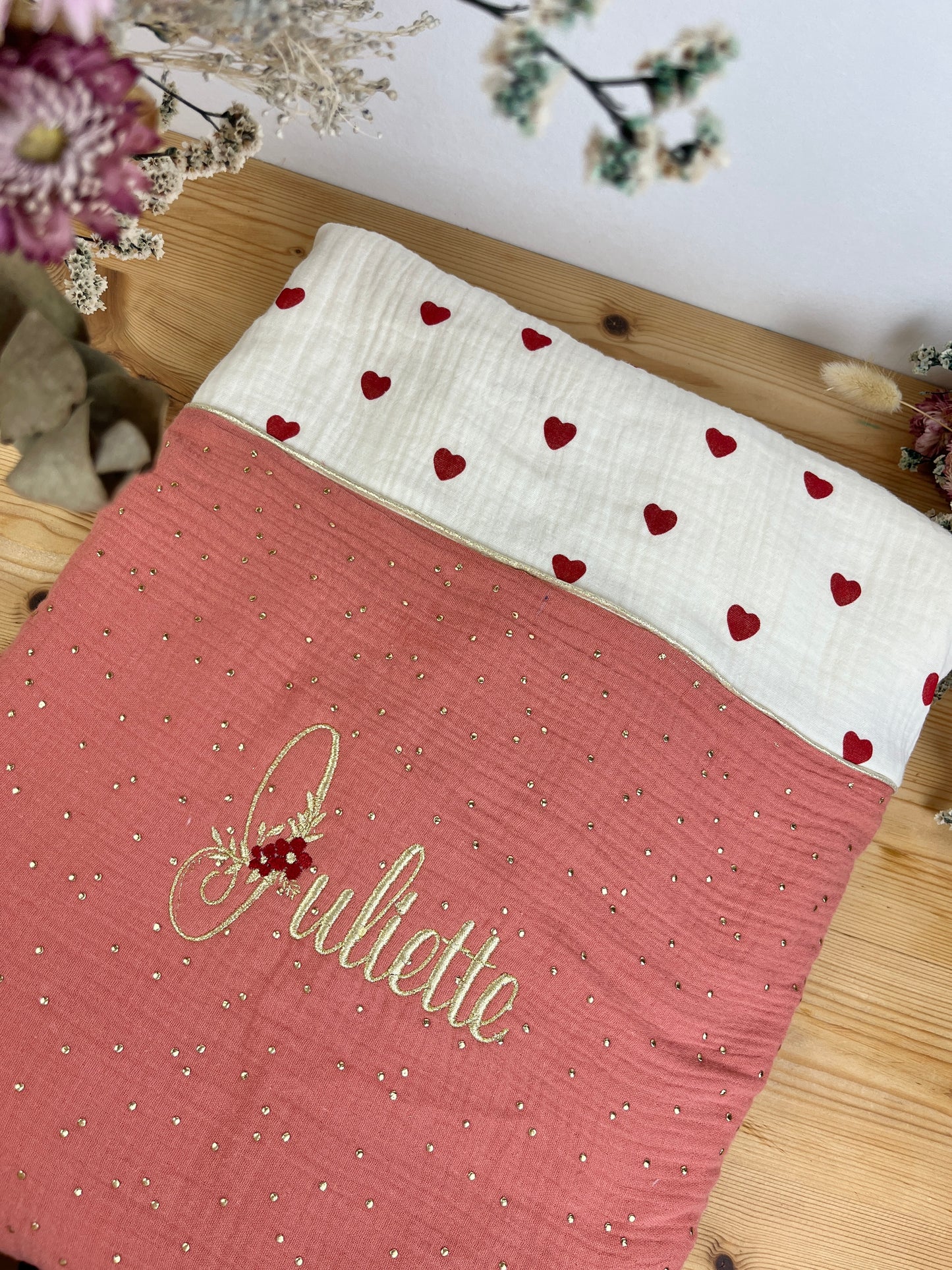 La couverture petits coeurs et gaze marsala