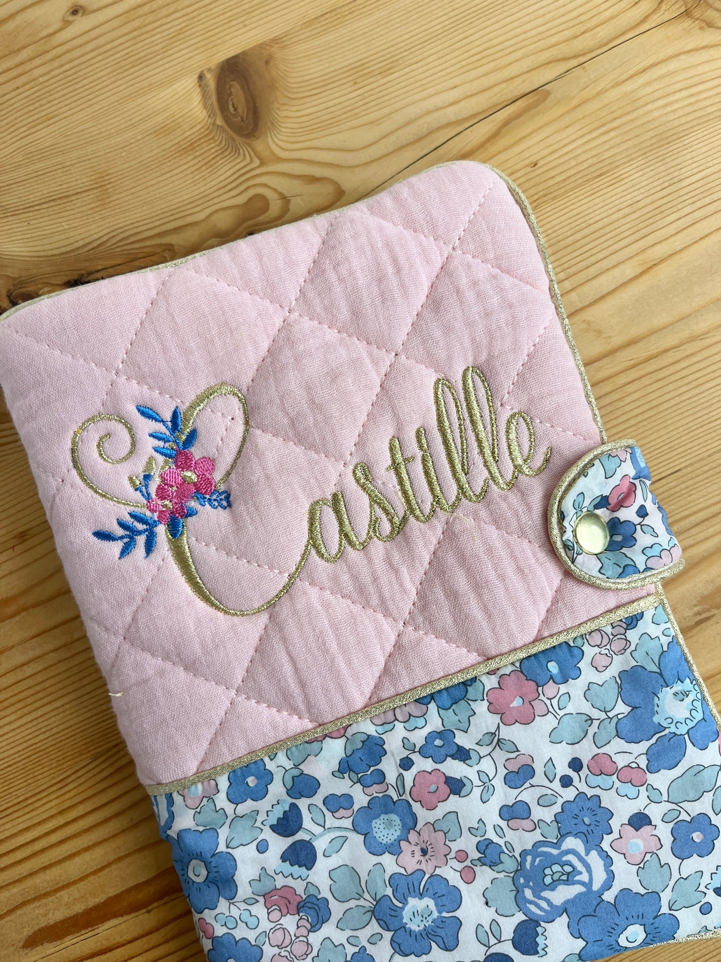 Mahé le protège carnet gaze rose et liberty betsy bleu et rose