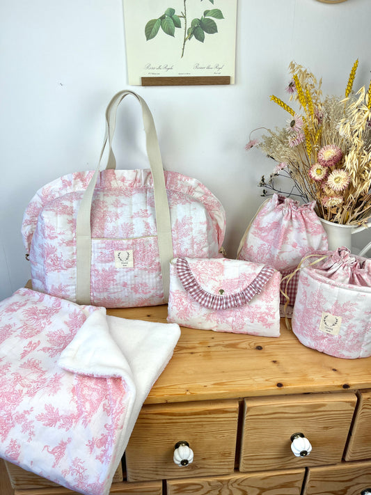 Ensemble Sac Chloé, panier pochon, pochon, couverture et matelas à langer toile de jouy rose (Copie)