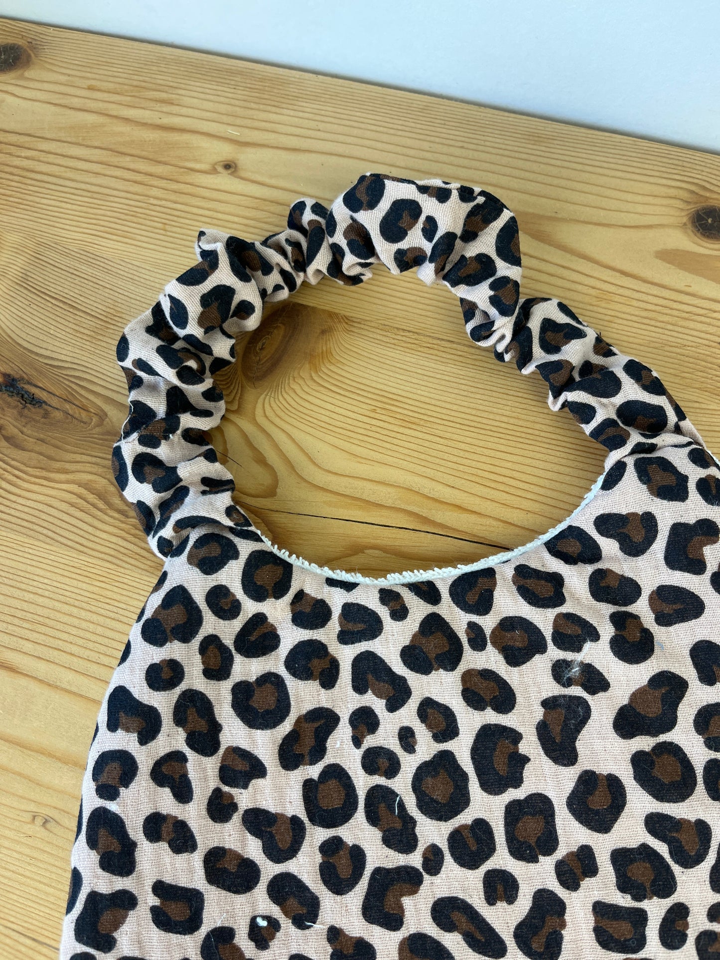 Ensemble pochon et serviette gaze léopard et vichy rose