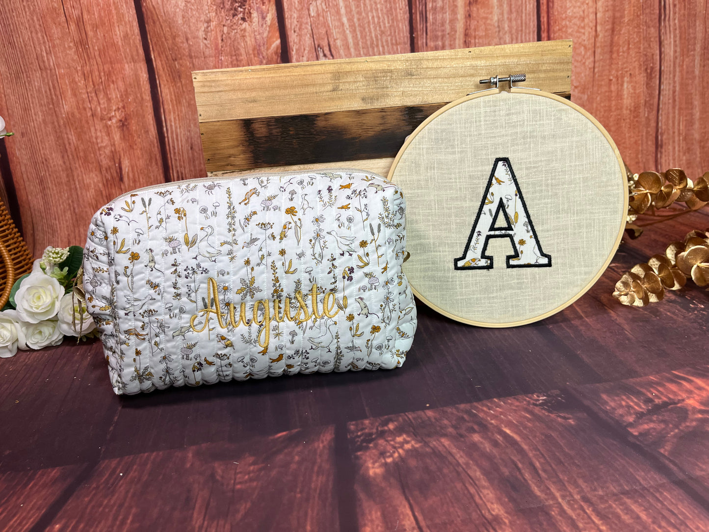 Ensemble : trousse de toilette et tambourin brodé