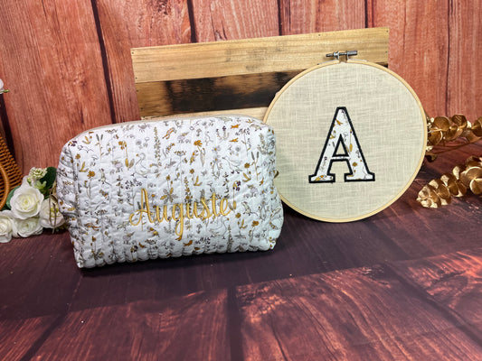 Ensemble : trousse de toilette et tambourin brodé