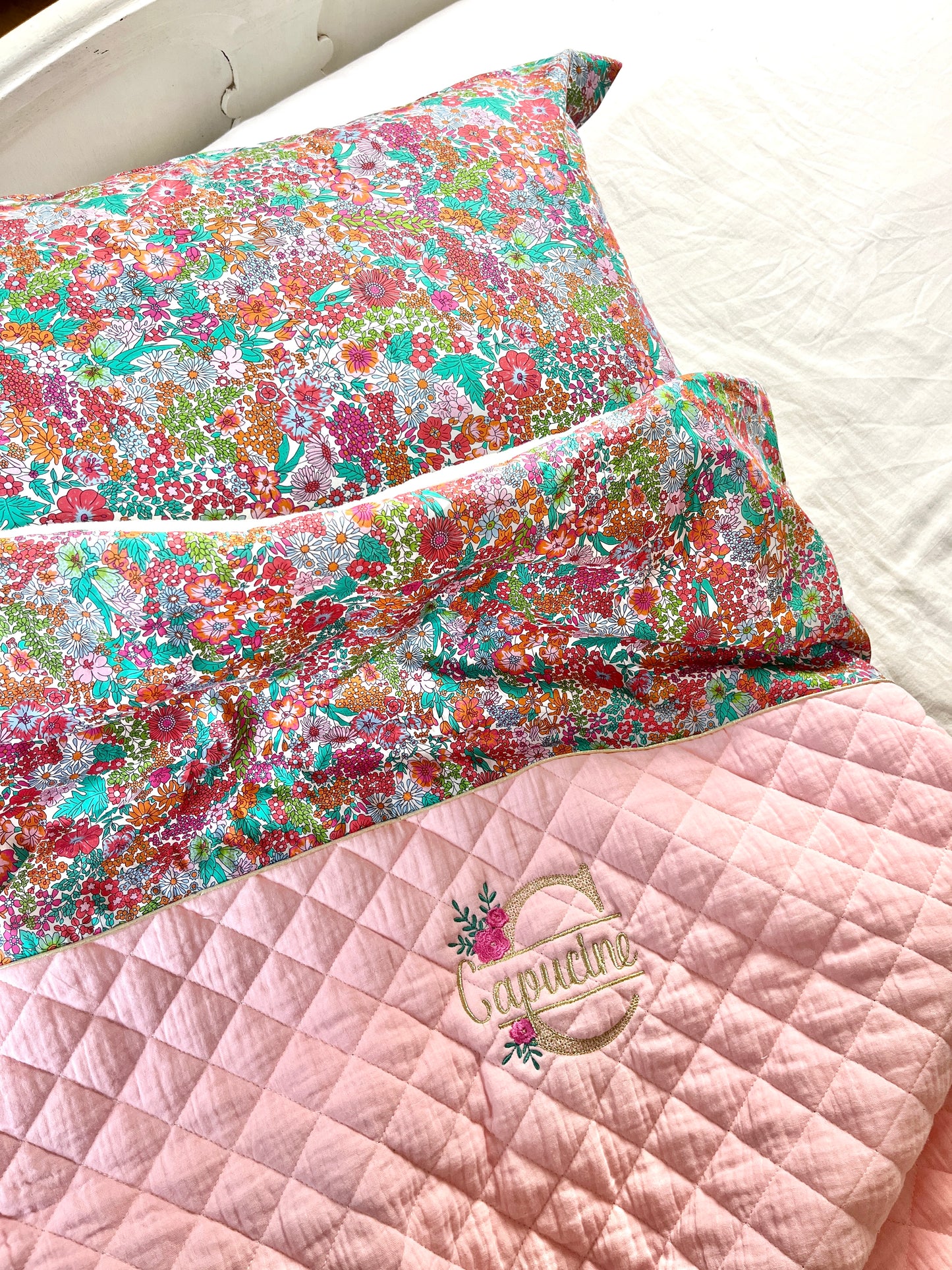 La couverture matelassé rose et margaret tutti frutti