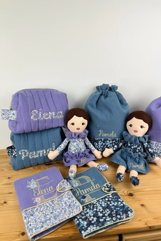 Ensemble : trousse de toilette, poupée, protège carnet et pochon brodé