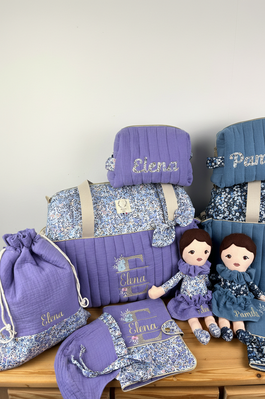 Ensemble : Sac à langer, trousse de toilette, poupée, protège carnet, pochon et béguin