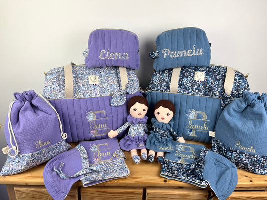 Ensemble : Sac à langer, trousse de toilette,couverture, poupée, protège carnet, pochon et béguin