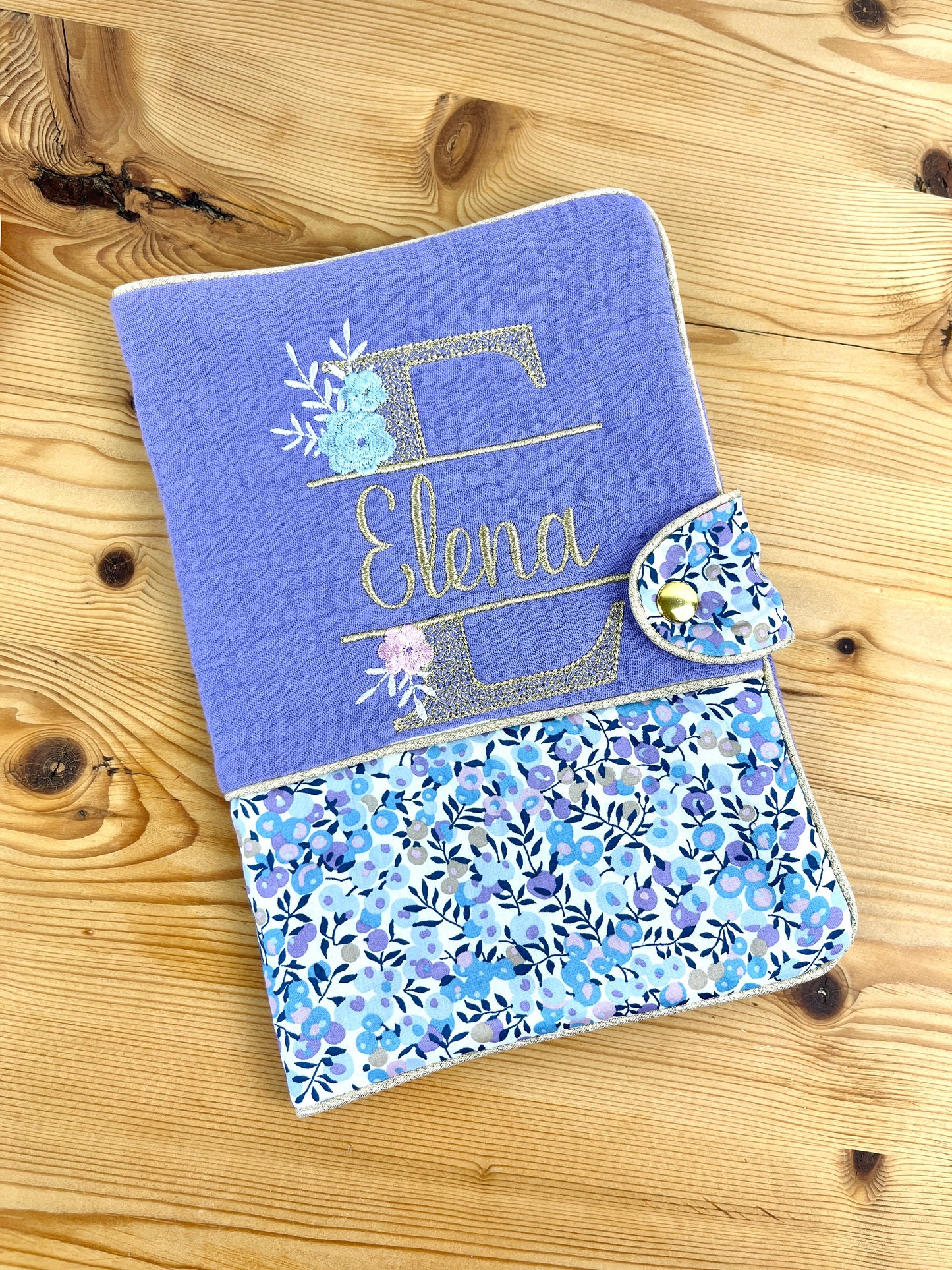 Ensemble : trousse de toilette, poupée, protège carnet et pochon brodé