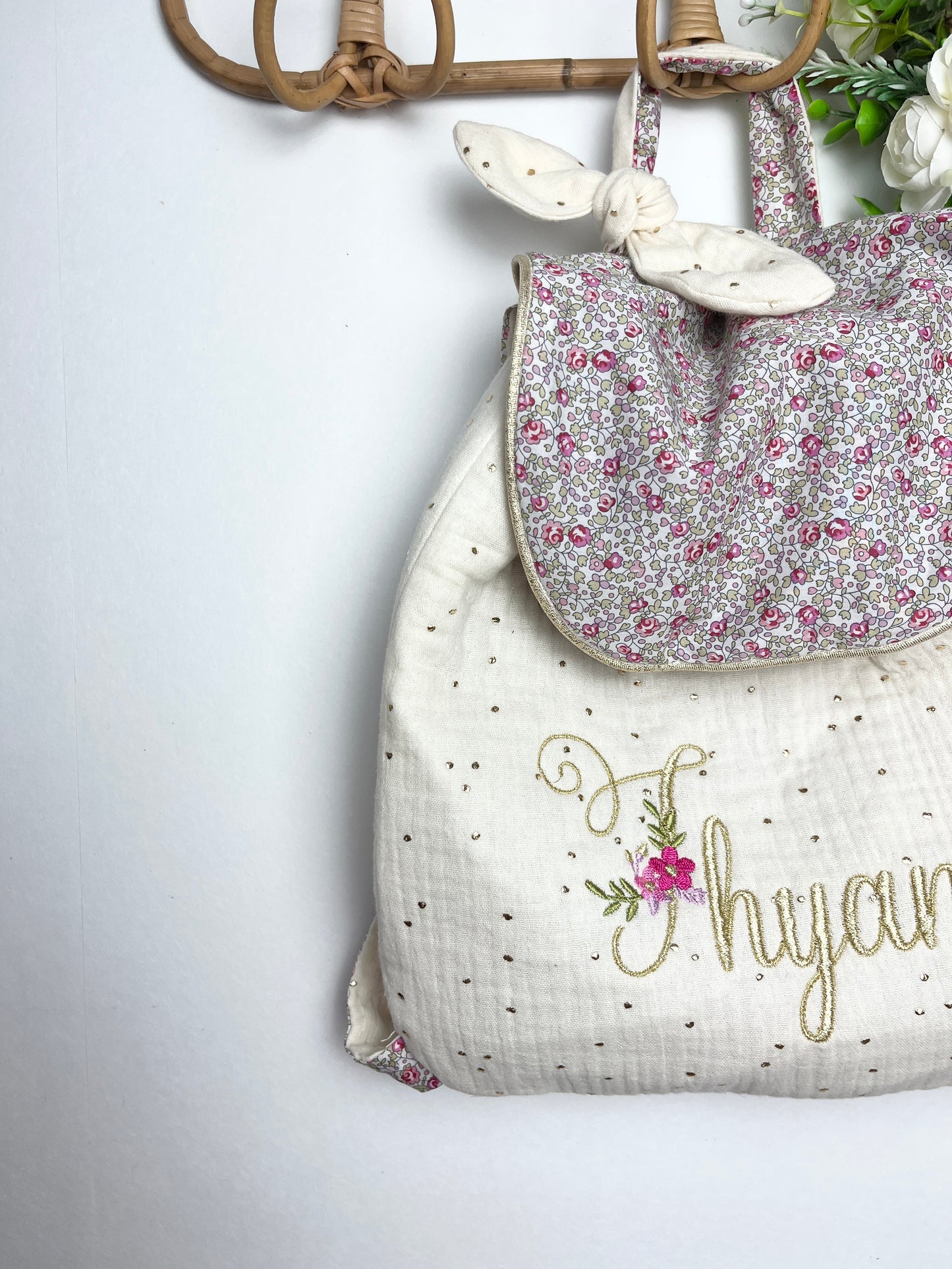 Le sac à dos enfant personnalisé Églantine Liberty Eloïse rose et double gaze crème doré