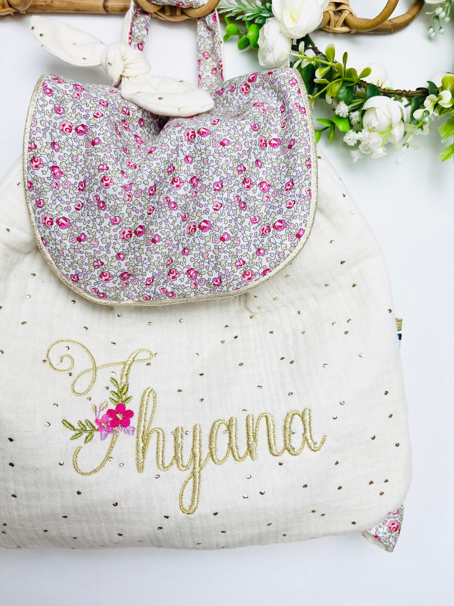 Le sac à dos enfant personnalisé Églantine Liberty Eloïse rose et double gaze crème doré