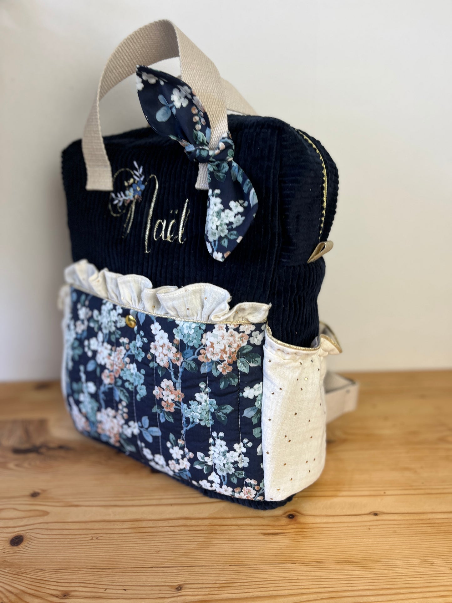 Le sac à dos enfant Ombeline personnalisé velours bleu marine et Liberty Joséphine