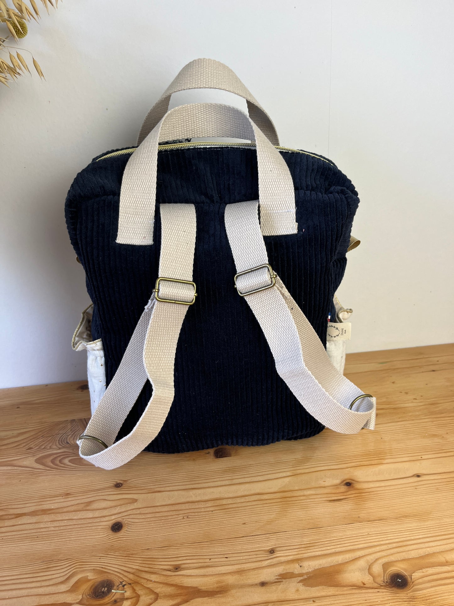 Le sac à dos enfant Ombeline personnalisé velours bleu marine et Liberty Joséphine