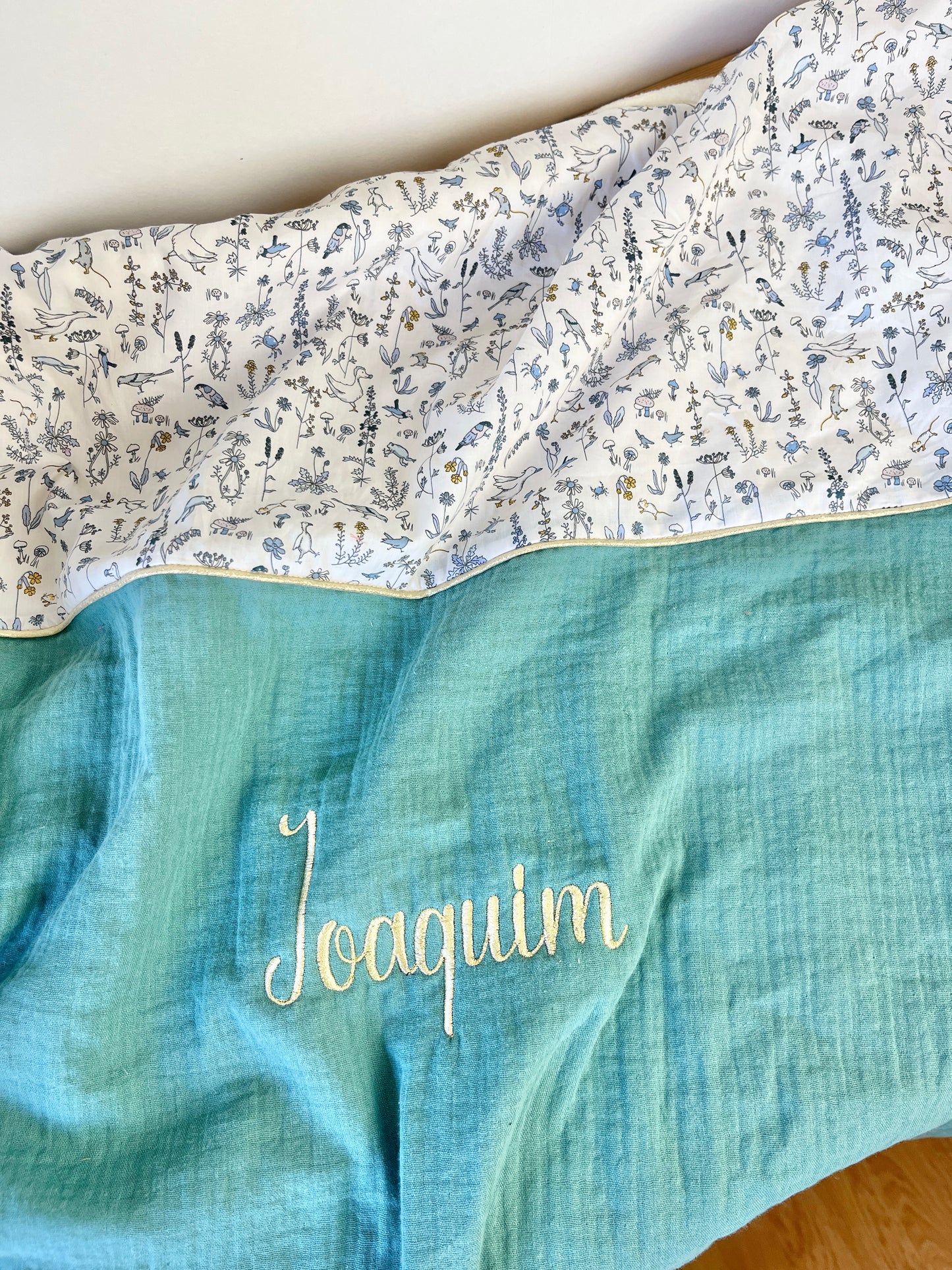 Couverture Liberty Théo et double gaze eucalyptus