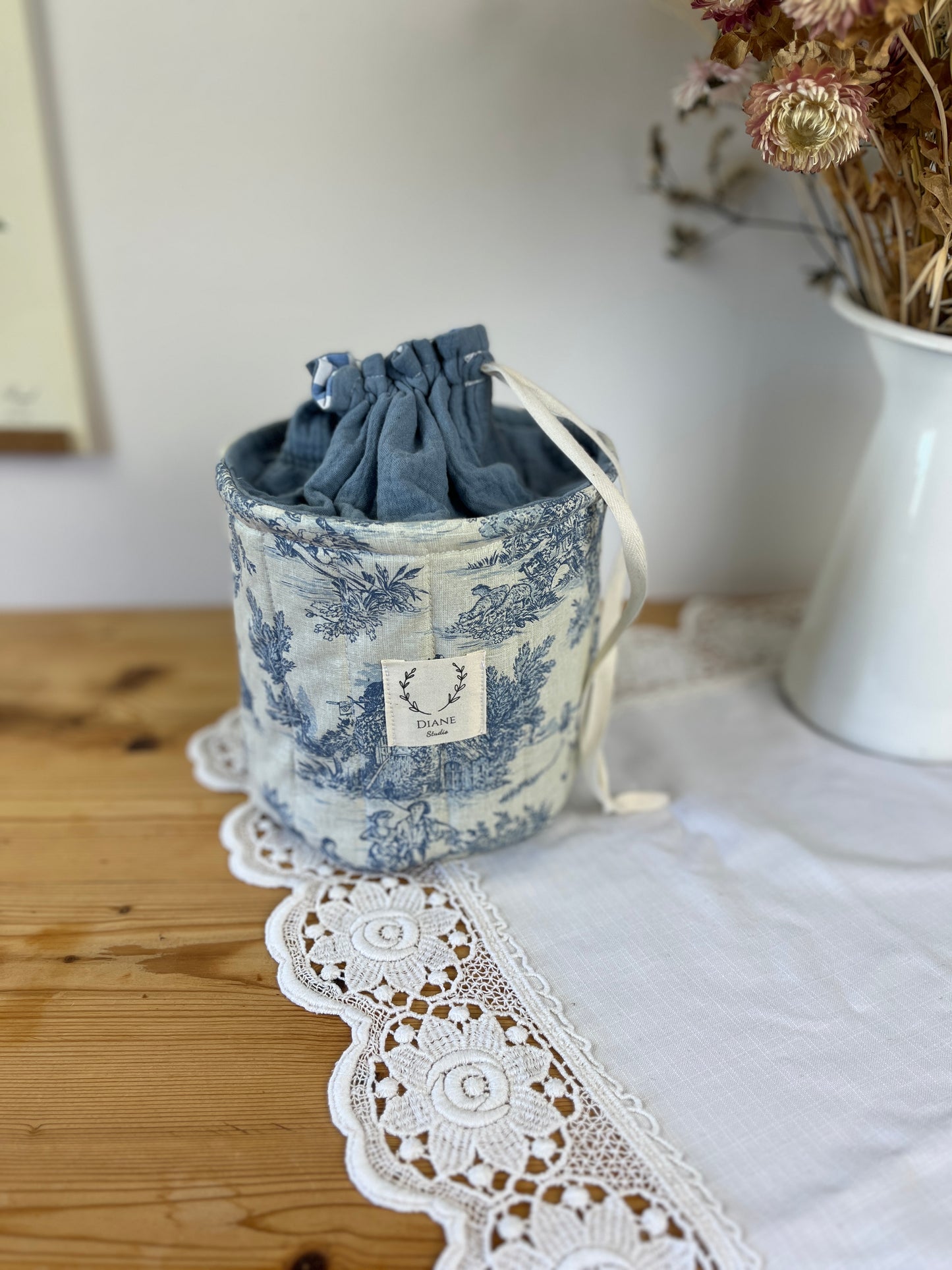 Le panier pochon Aëlis gaze et jouy bleu