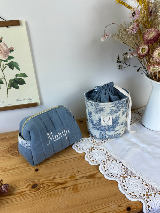 Ensemble : Trousse de toilette, et panier pochon gaze et jouy bleu