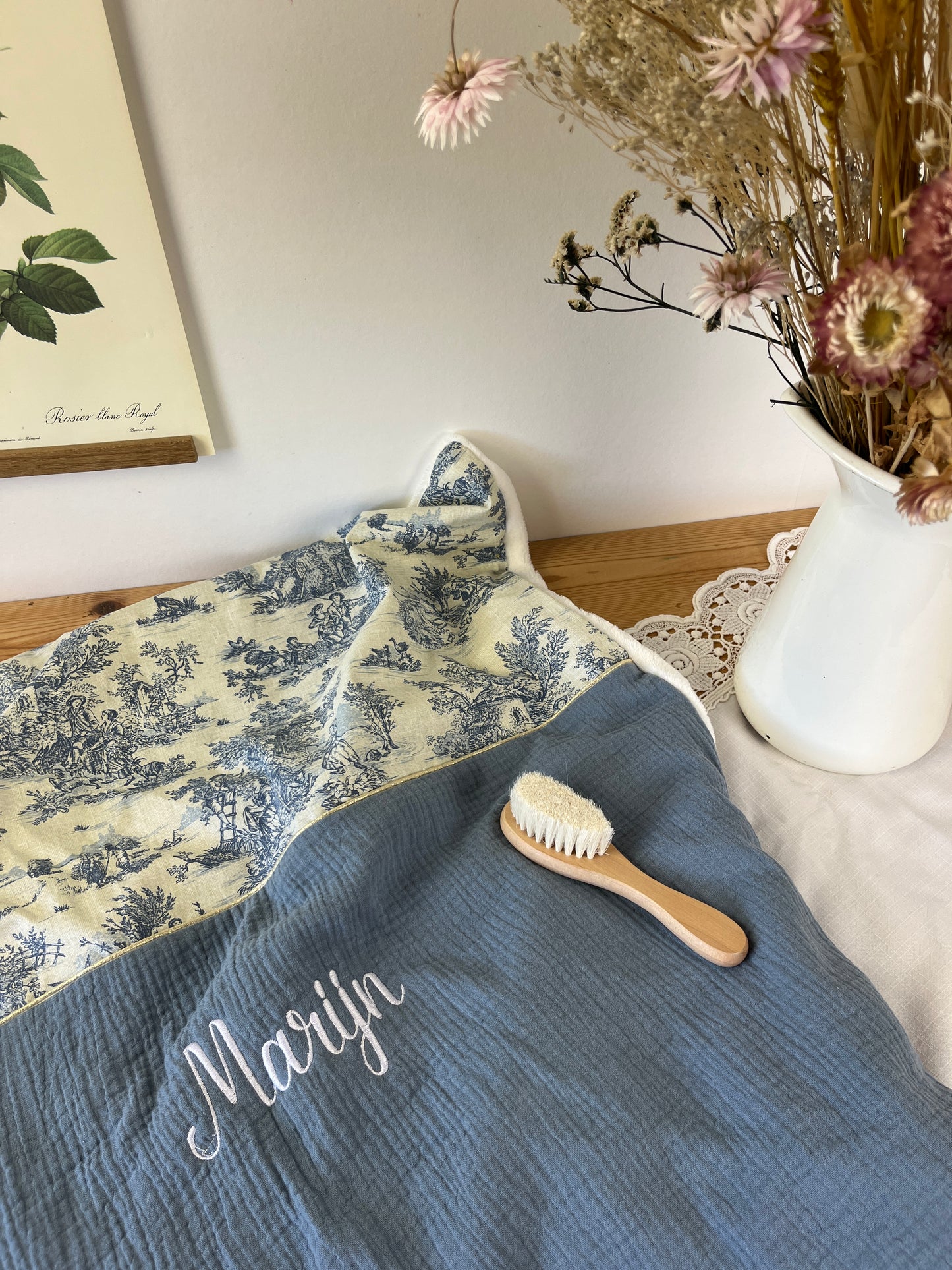 Ensemble : Trousse de toilette, couverture, et protège carnet gaze et jouy bleu