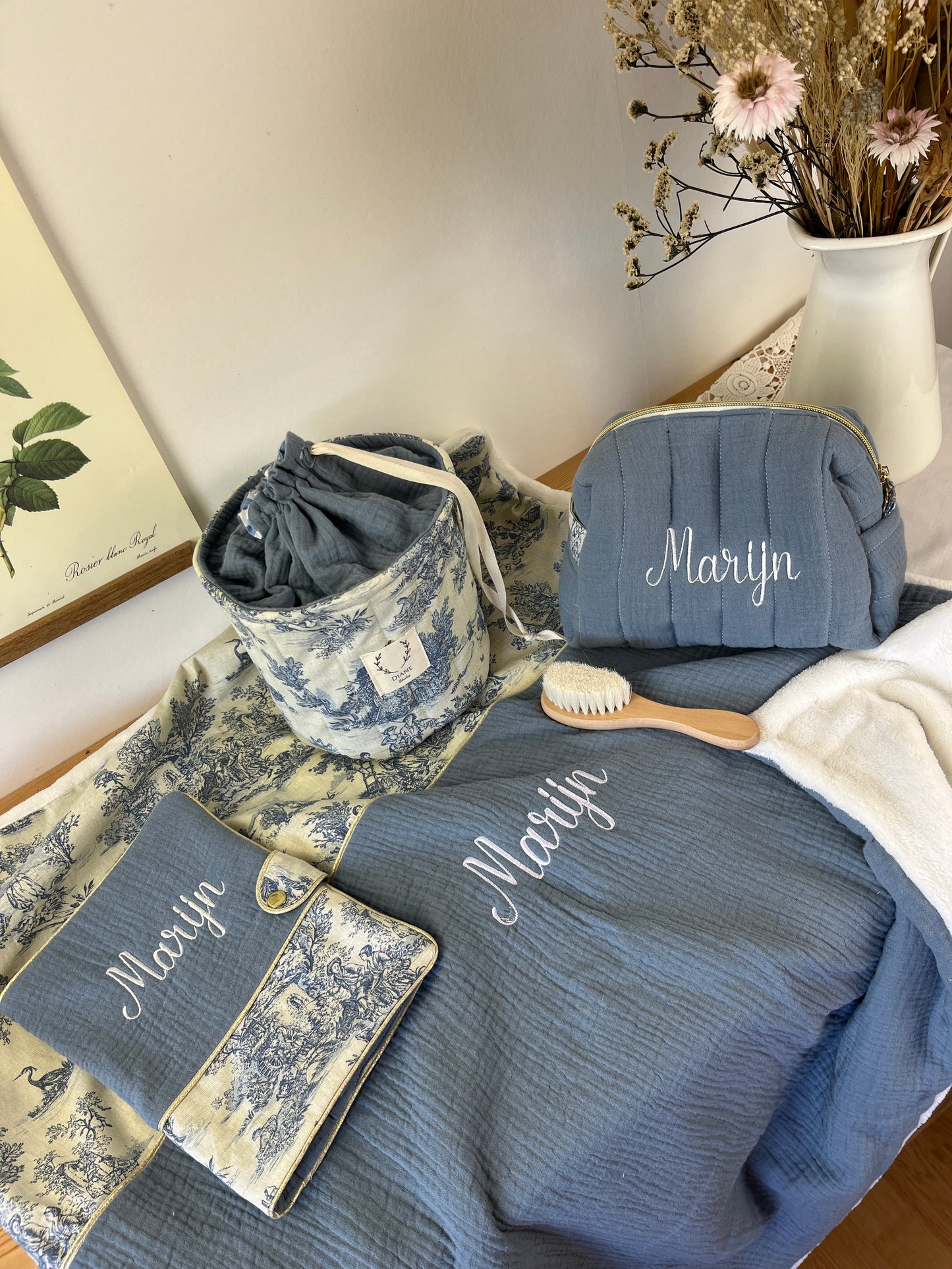 Ensemble : Trousse de toilette, couverture, panier pochon et protège carnet personnalisable