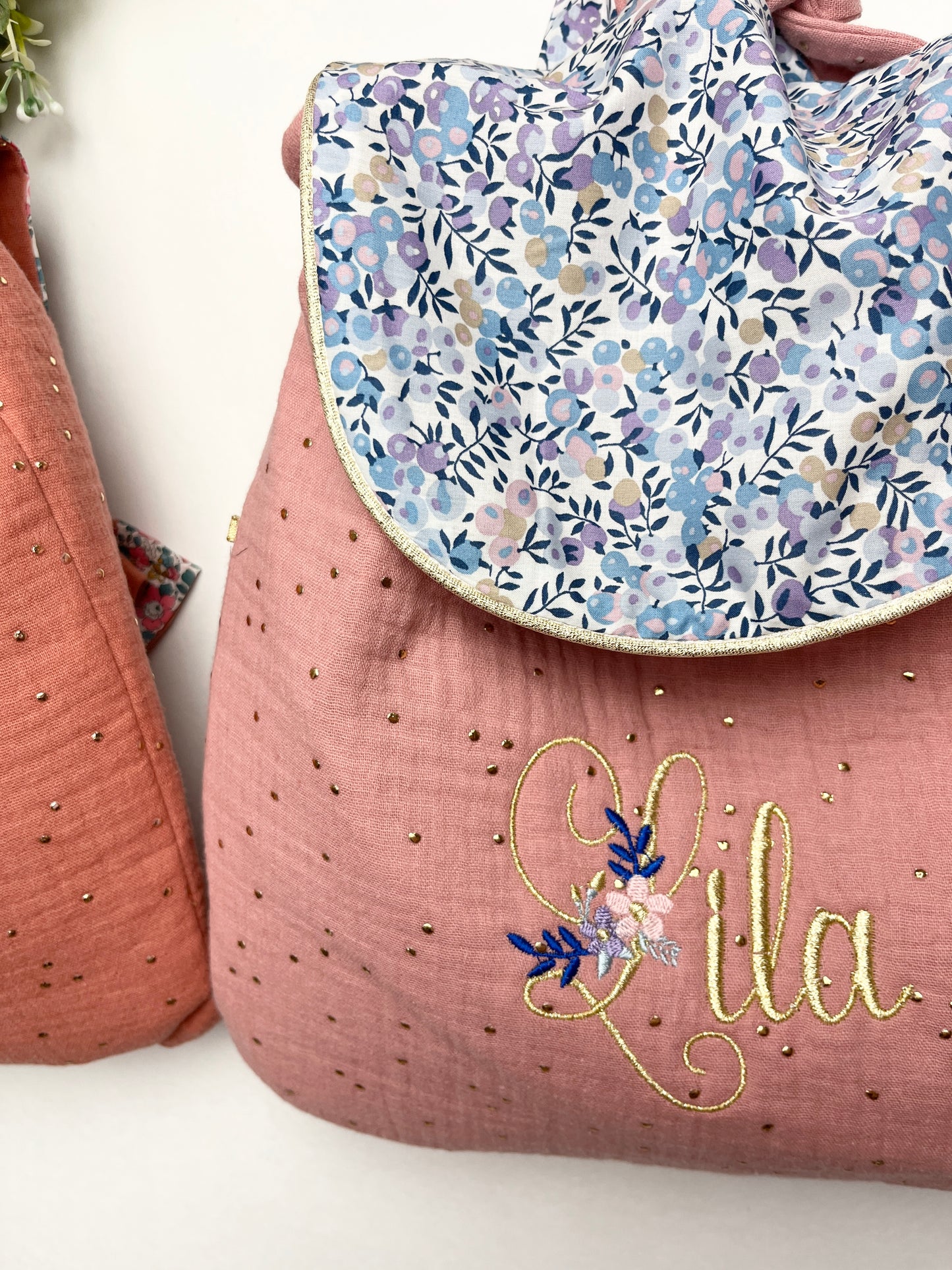 Le sac à dos enfant personnalisé Églantine Liberty wiltshire lilas et double gaze rose thé doré