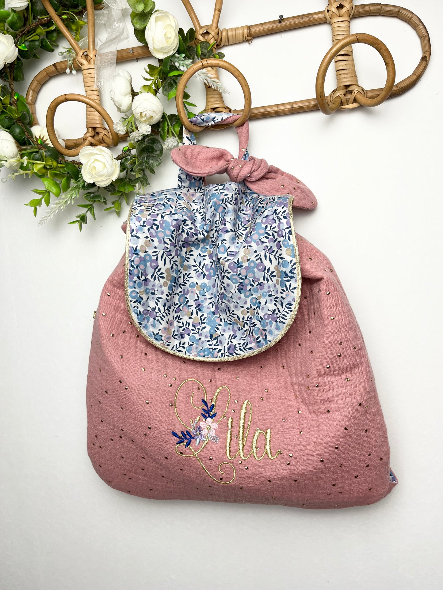 Le sac à dos enfant personnalisé Églantine Liberty wiltshire lilas et double gaze rose thé doré