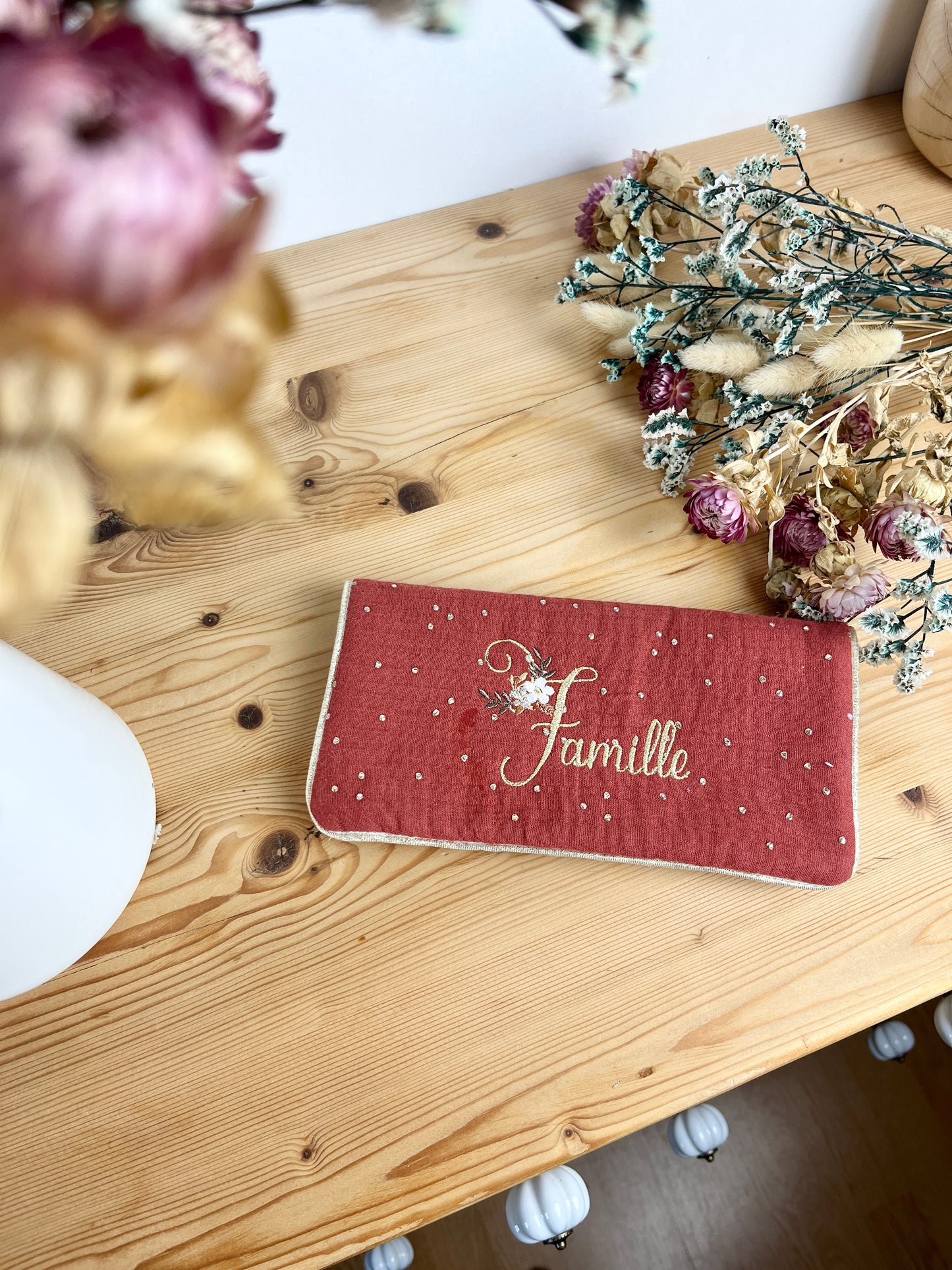 Protège livret de famille brodé modèle tomette