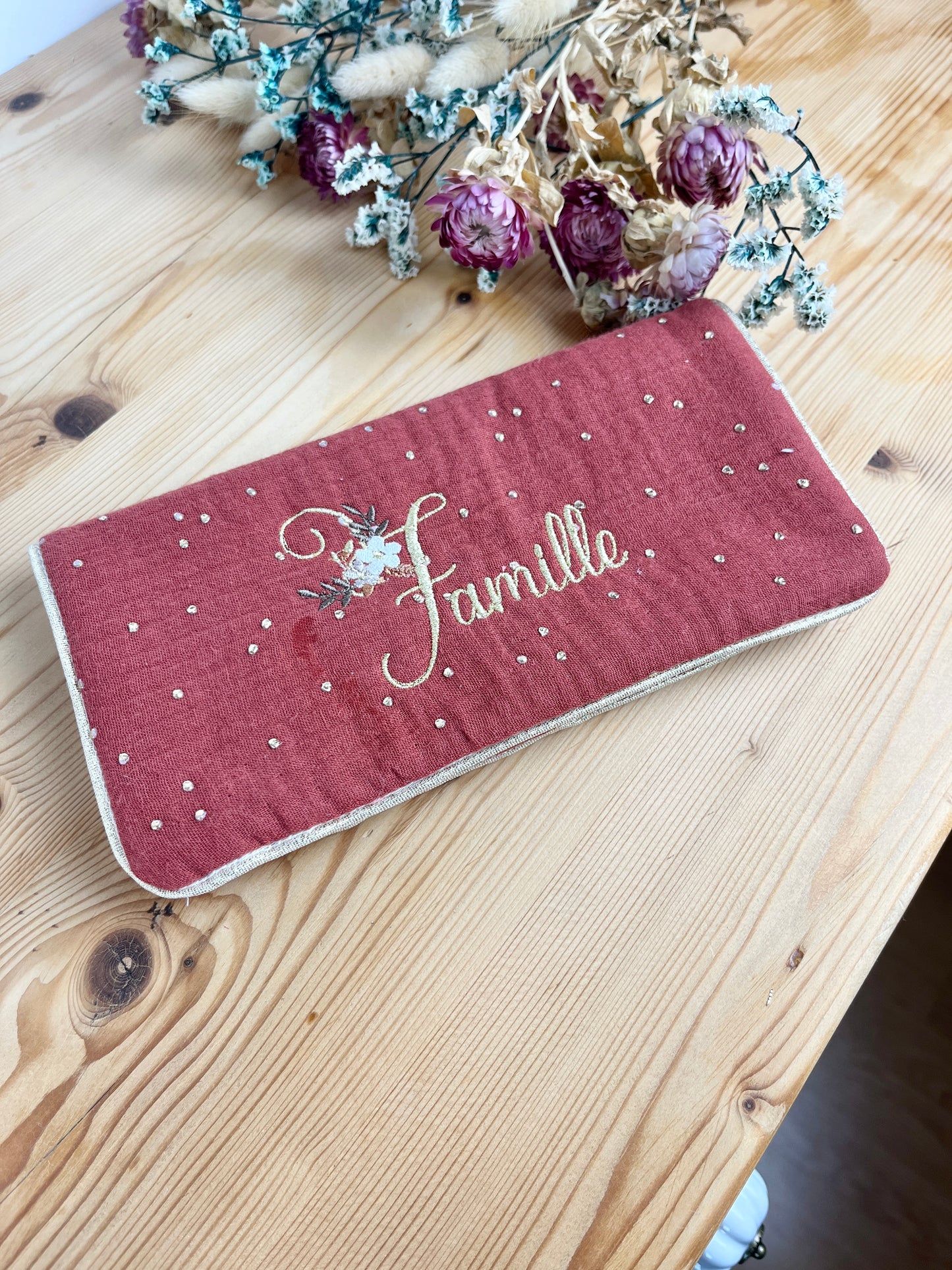 Protège livret de famille brodé modèle tomette