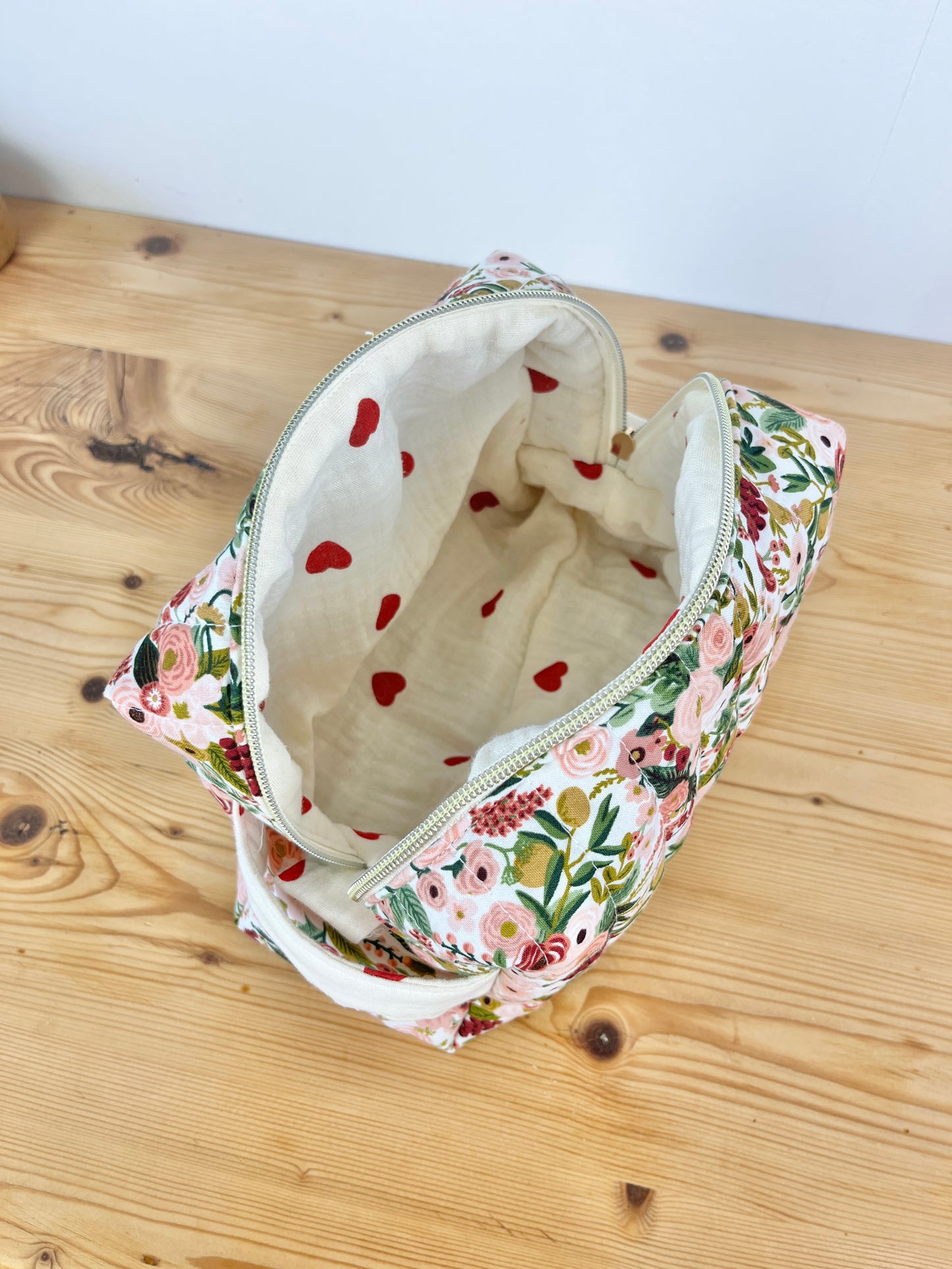 Trousse de toilette garden party prune et double gaze coeur rouges