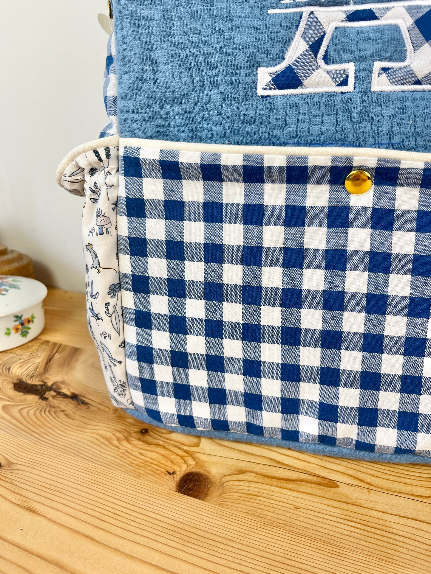 Le sac à dos enfant Ombeline personnalisé vichy marine et Liberty théo