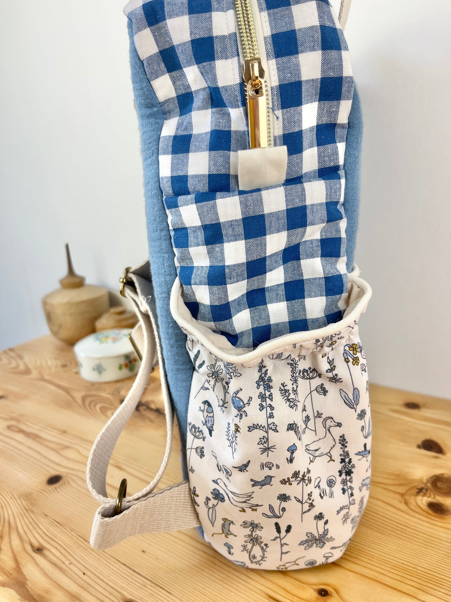 Le sac à dos enfant Ombeline personnalisé vichy marine et Liberty théo