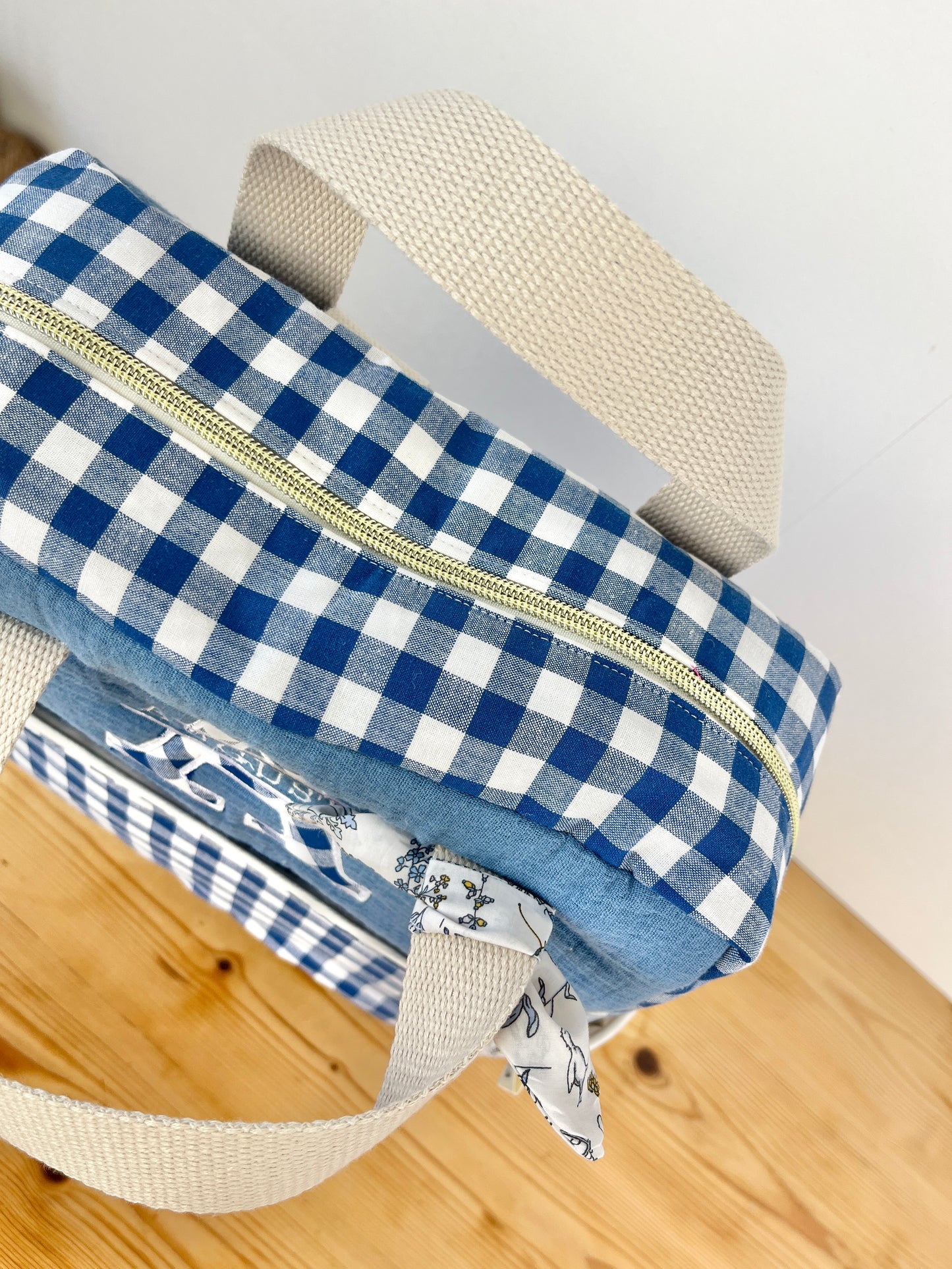 Le sac à dos enfant Ombeline personnalisé vichy marine et Liberty théo