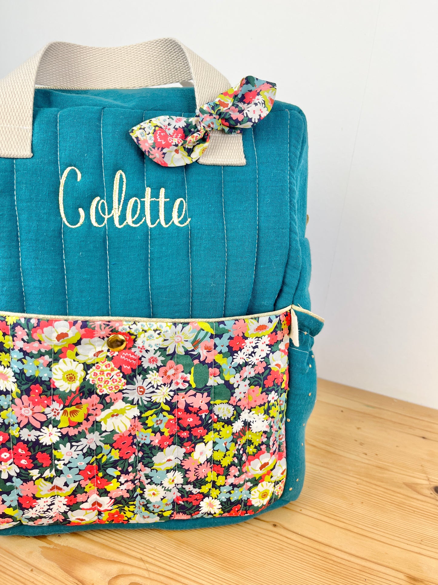 Le sac à dos enfant Ombeline personnalisé double gaze paon et Liberty thorpe tutti frutti