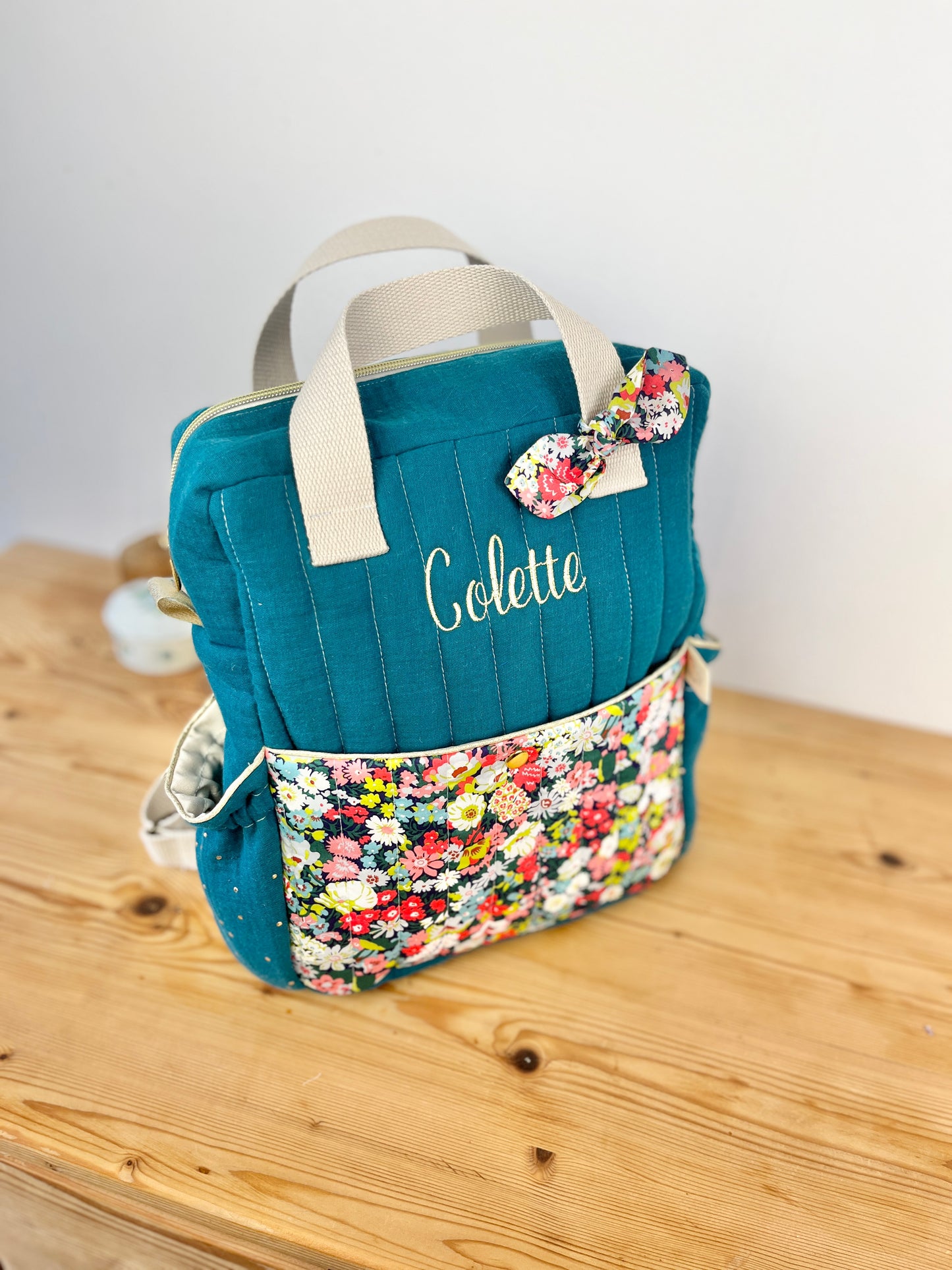 Le sac à dos enfant Ombeline personnalisé double gaze paon et Liberty thorpe tutti frutti