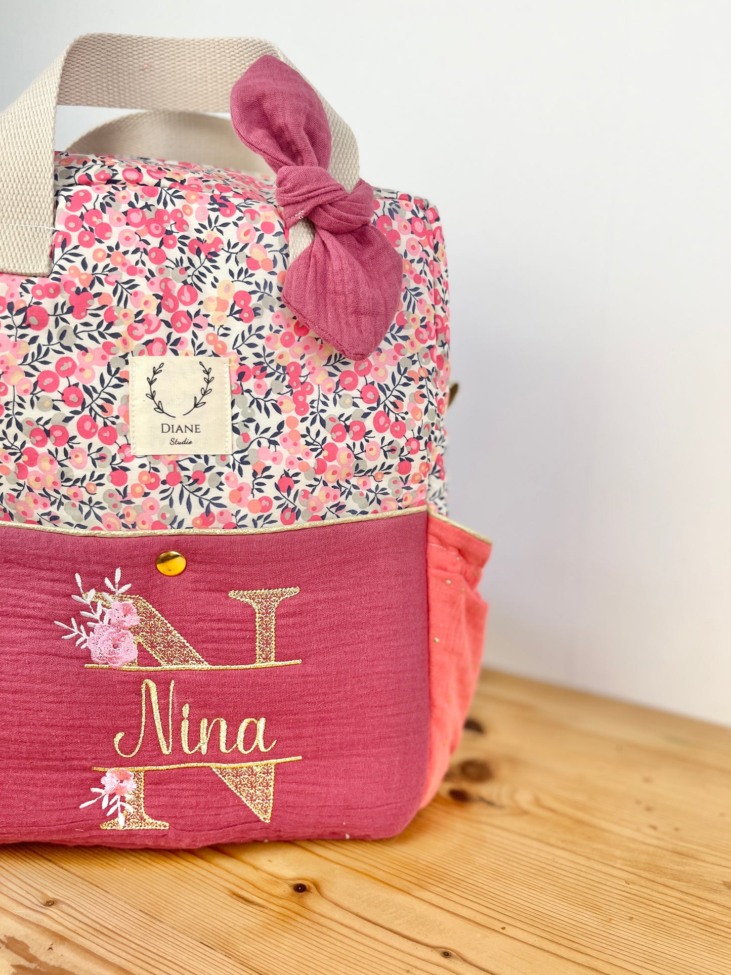 Le sac à dos enfant Ombeline personnalisé double gaze framboise et liberty wiltshire pois de senteur