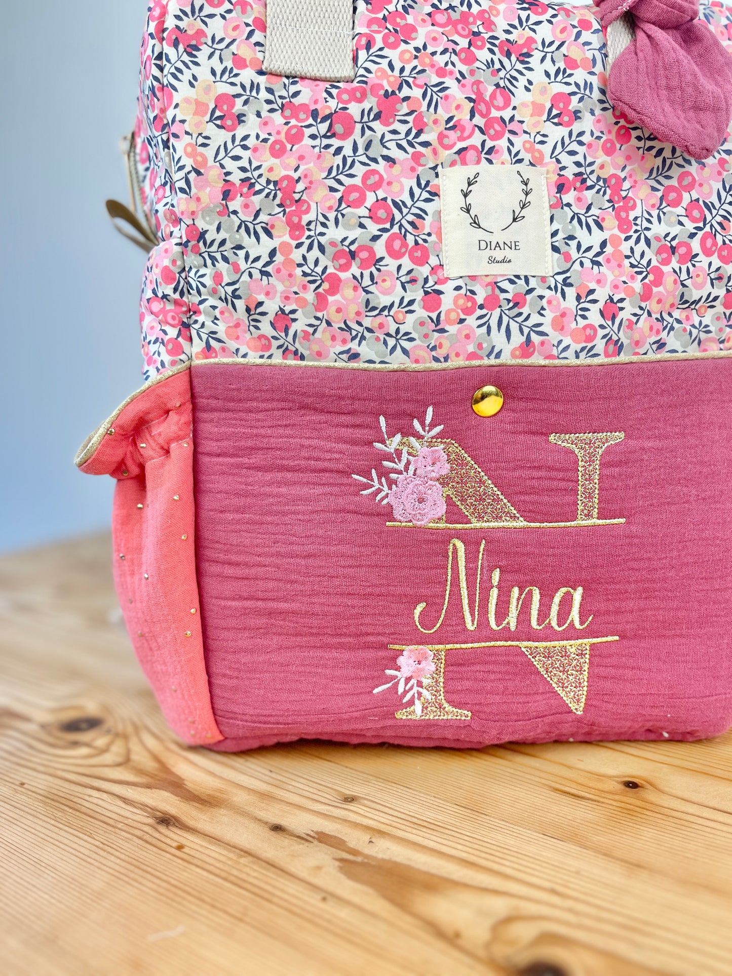 Le sac à dos enfant Ombeline personnalisé double gaze framboise et liberty wiltshire pois de senteur