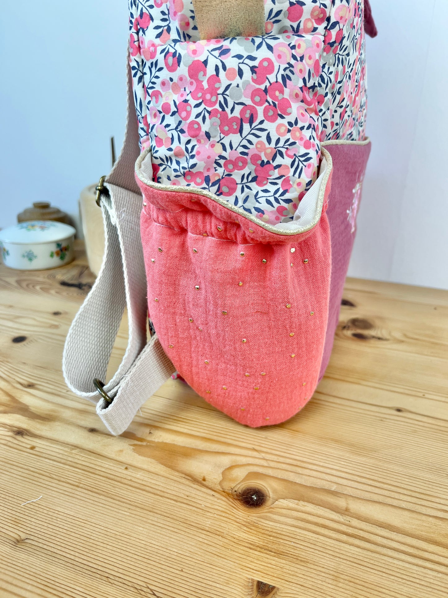 Le sac à dos enfant Ombeline personnalisé double gaze framboise et liberty wiltshire pois de senteur