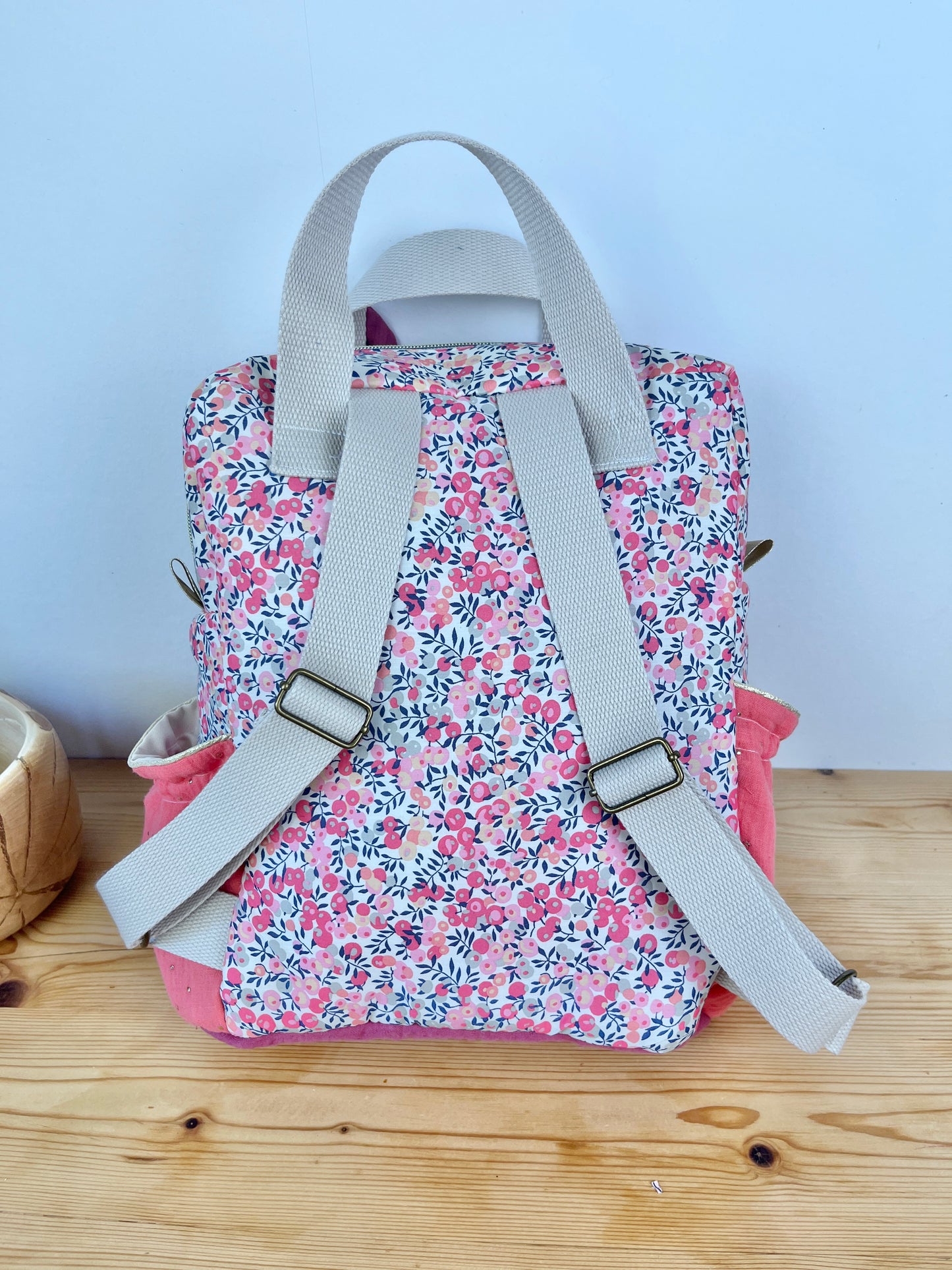 Le sac à dos enfant Ombeline personnalisé double gaze framboise et liberty wiltshire pois de senteur