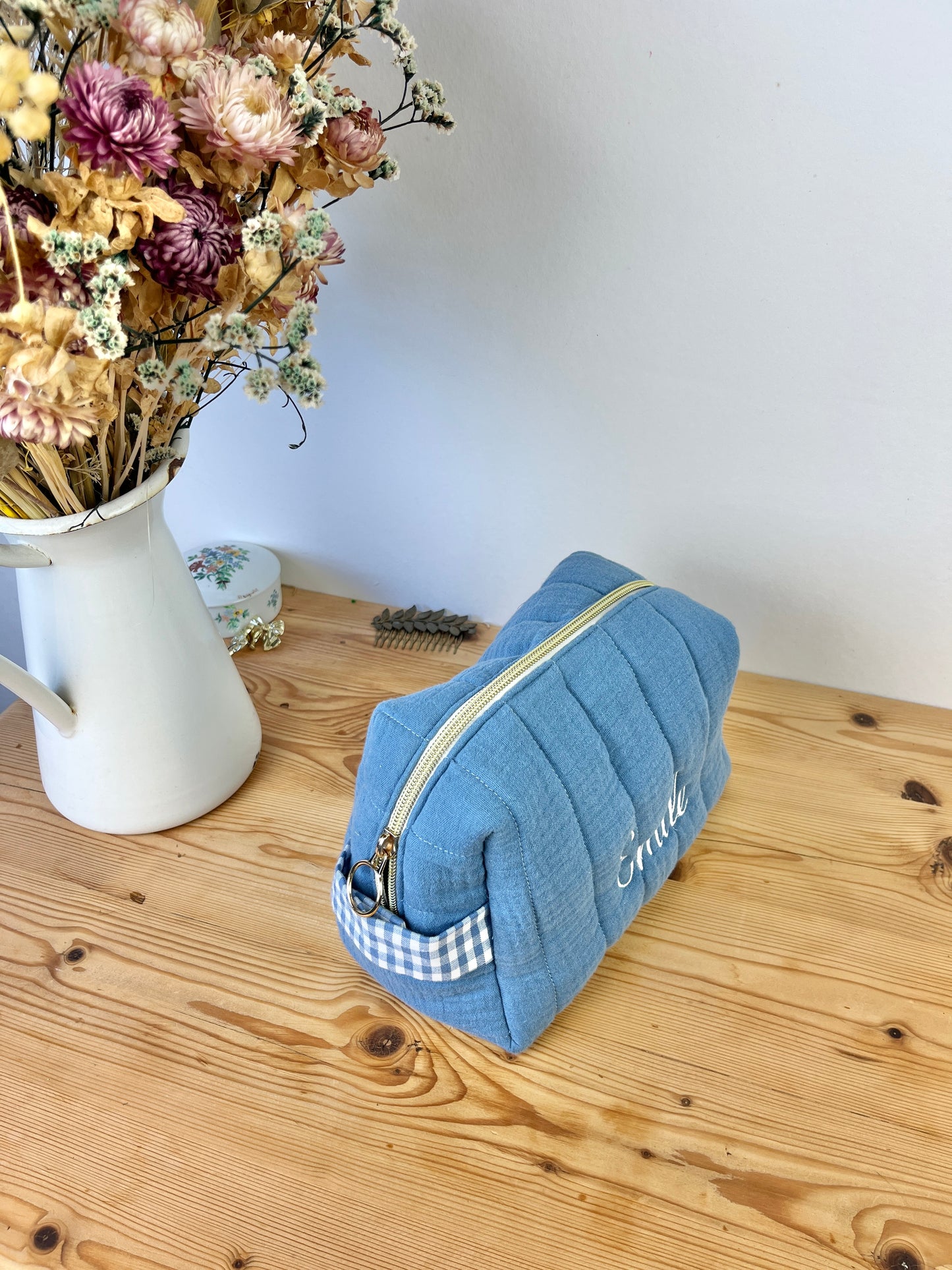 Ensemble : trousse de toilette et protège carnet de santé