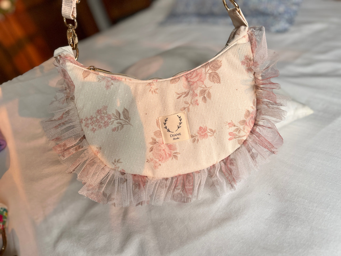 Milan le sac croissant jacquard roses et tulle pailleté Français