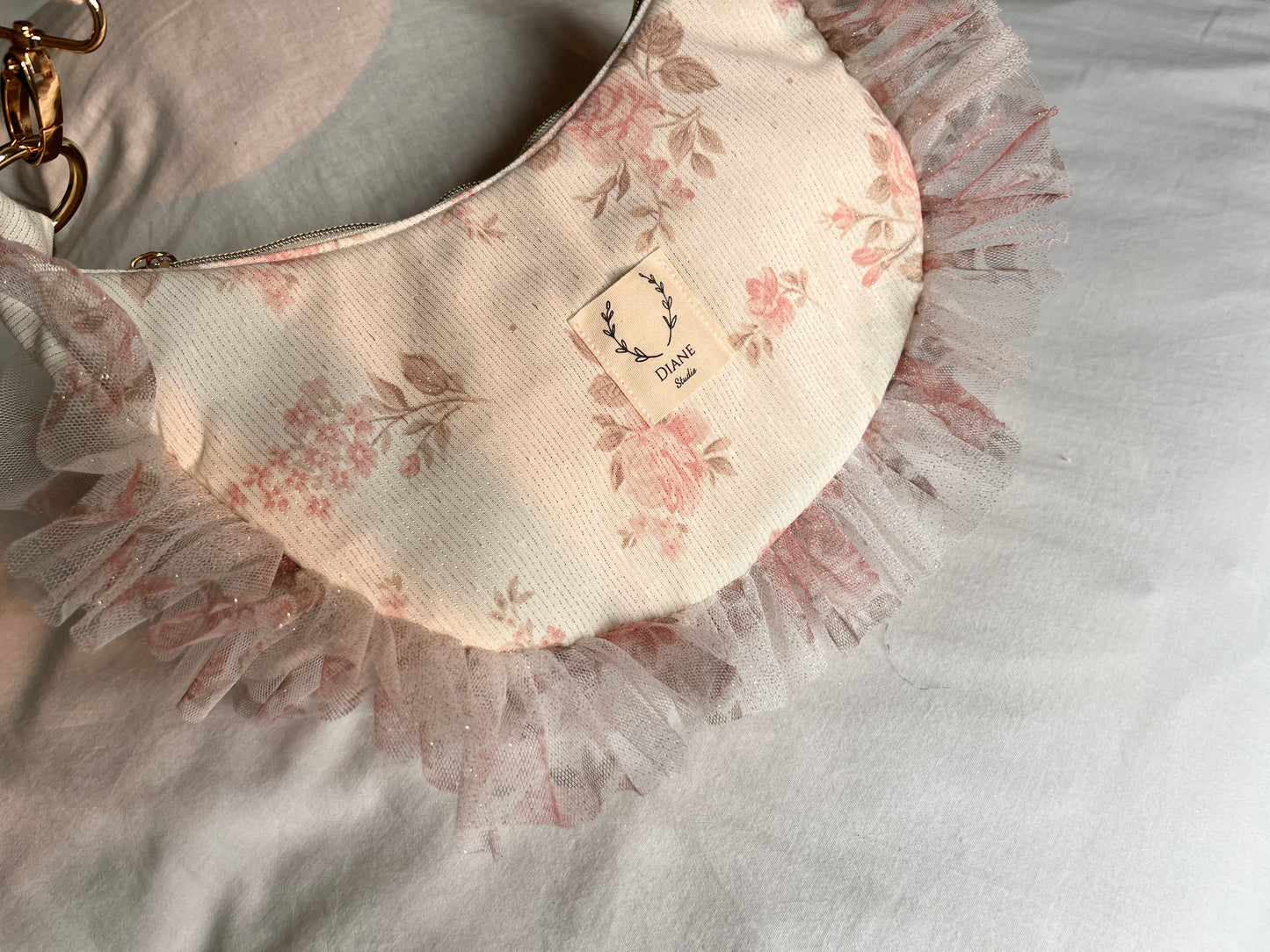 Milan le sac croissant jacquard roses et tulle pailleté Français