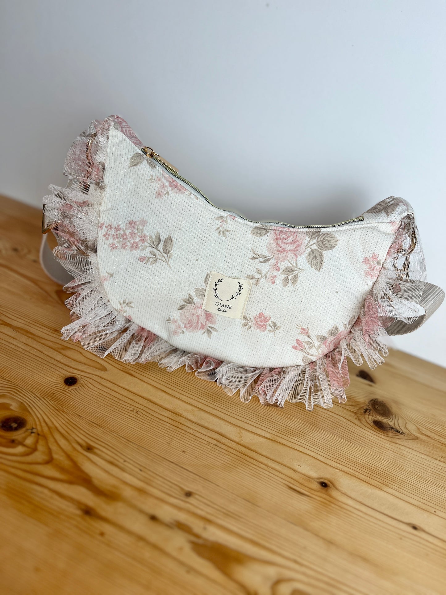 Milan le sac croissant jacquard roses et tulle pailleté Français