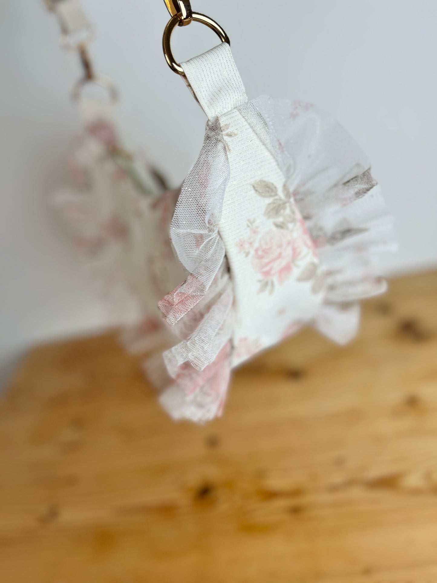 Milan le sac croissant jacquard roses et tulle pailleté Français