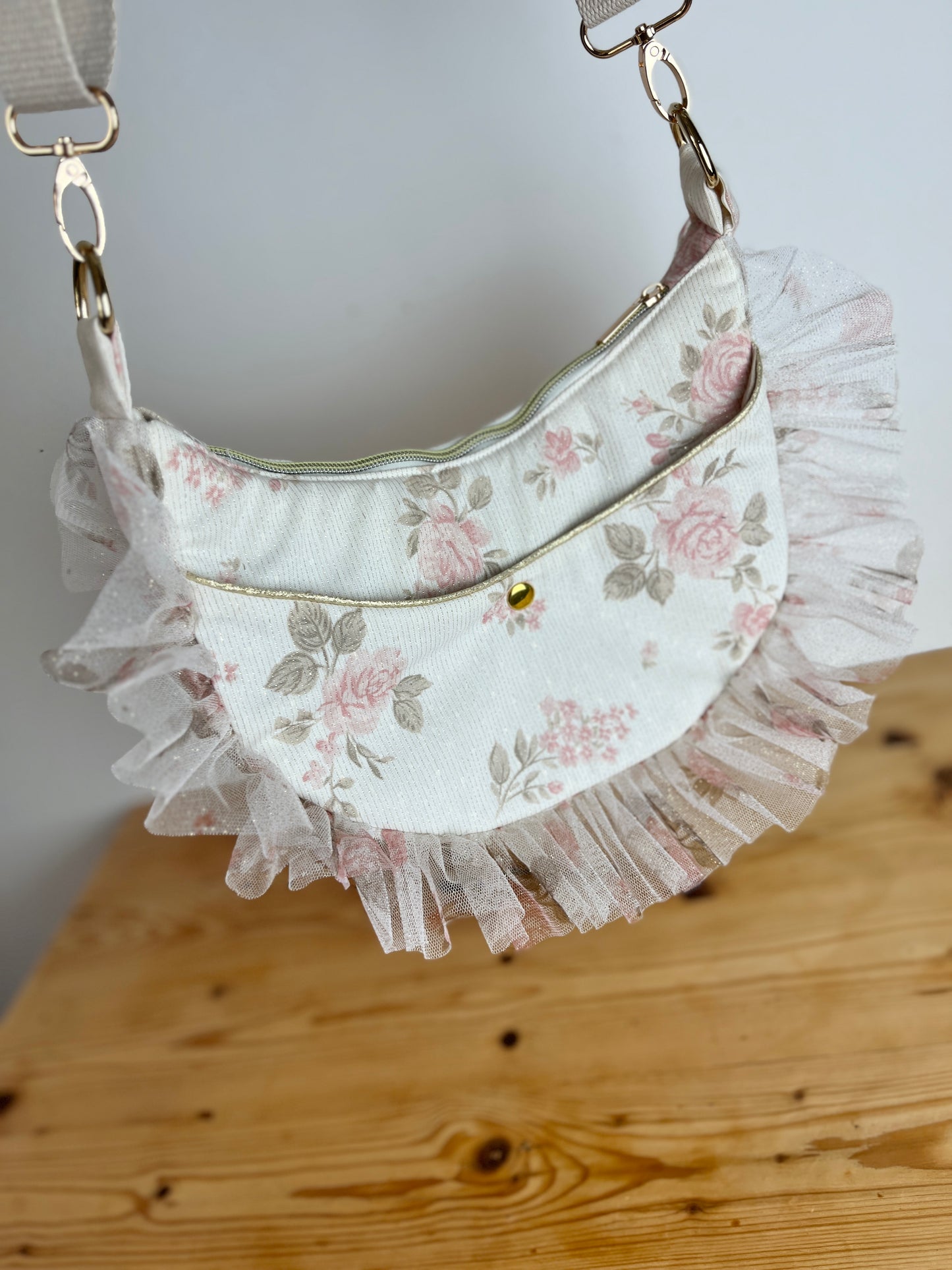 Milan le sac croissant jacquard roses et tulle pailleté Français