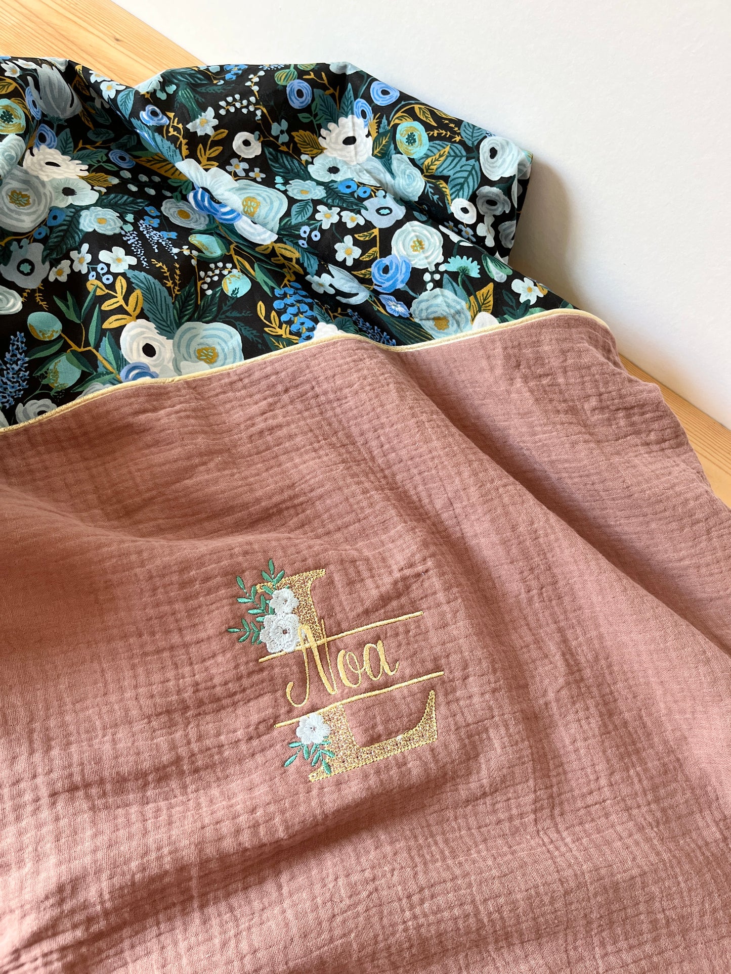 Couverture gaze chataîgne et garden party blue