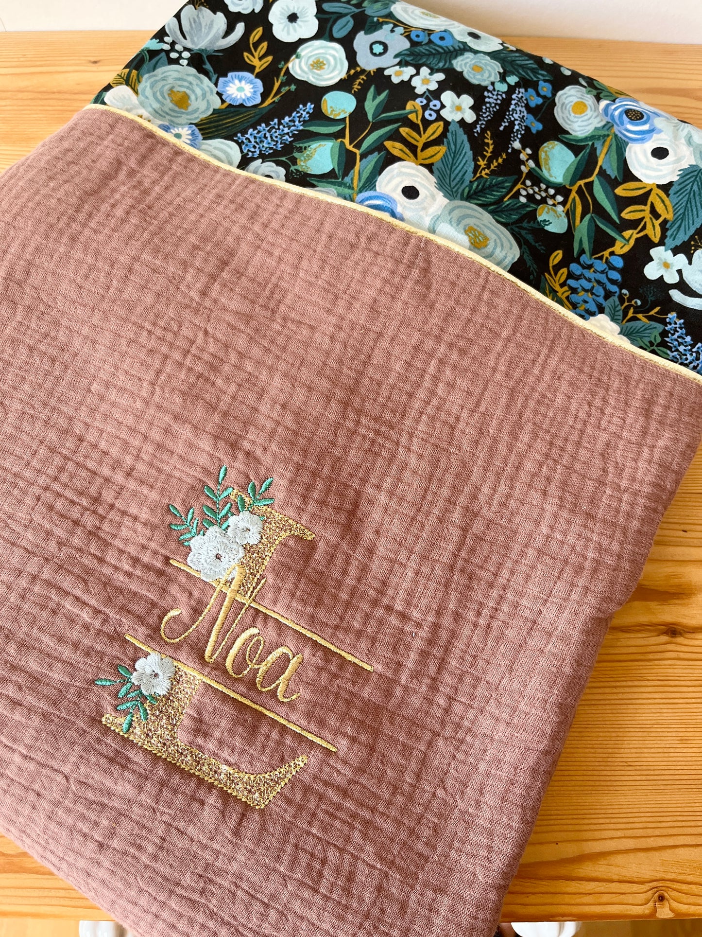 Couverture gaze chataîgne et garden party blue