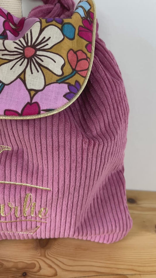 Le sac à dos enfant personnalisé Églantine velours rose thé et rabat fleuri